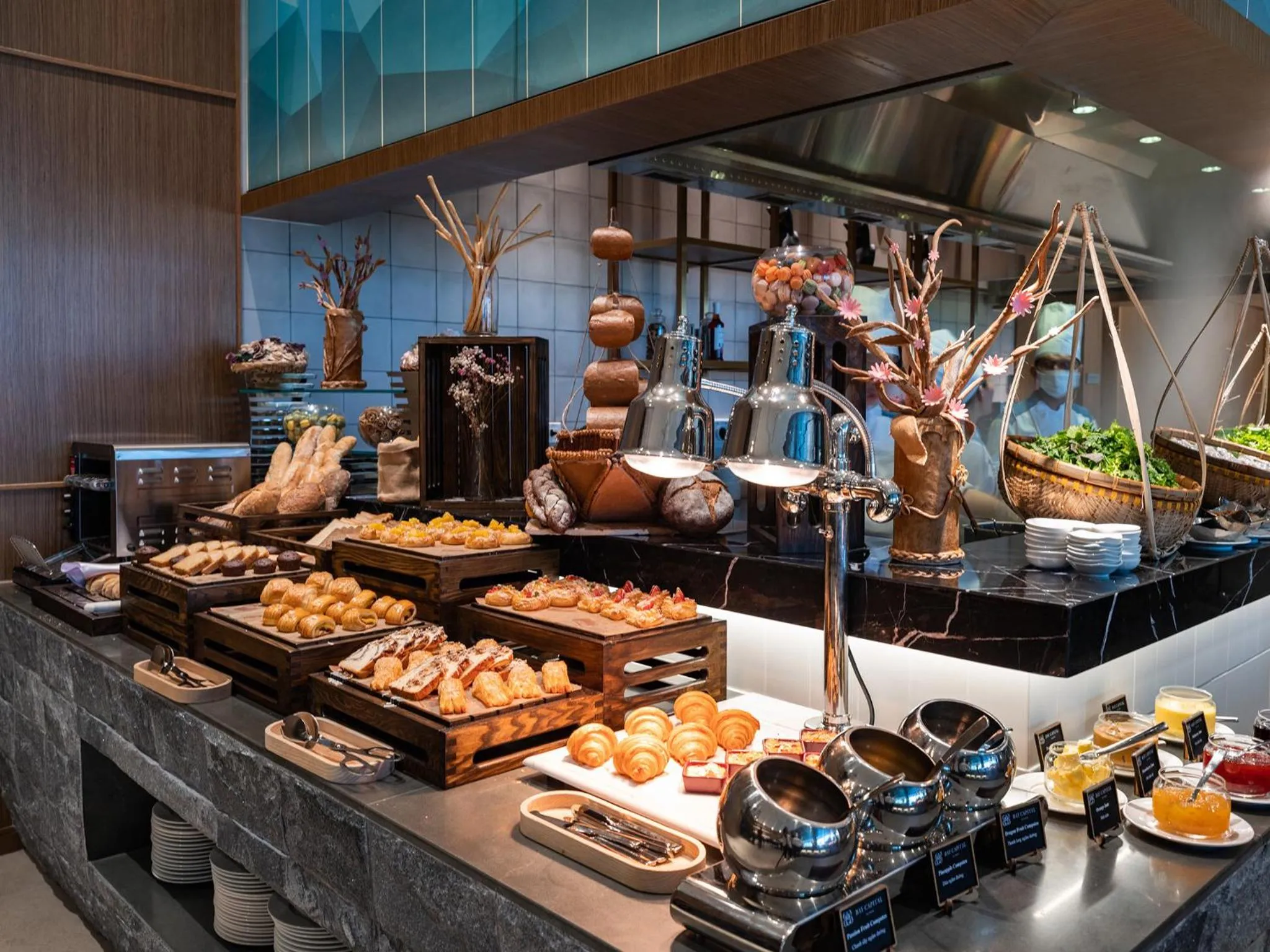 Restaurant/places to eat in Crowne Plaza Danang City Centre by IHG