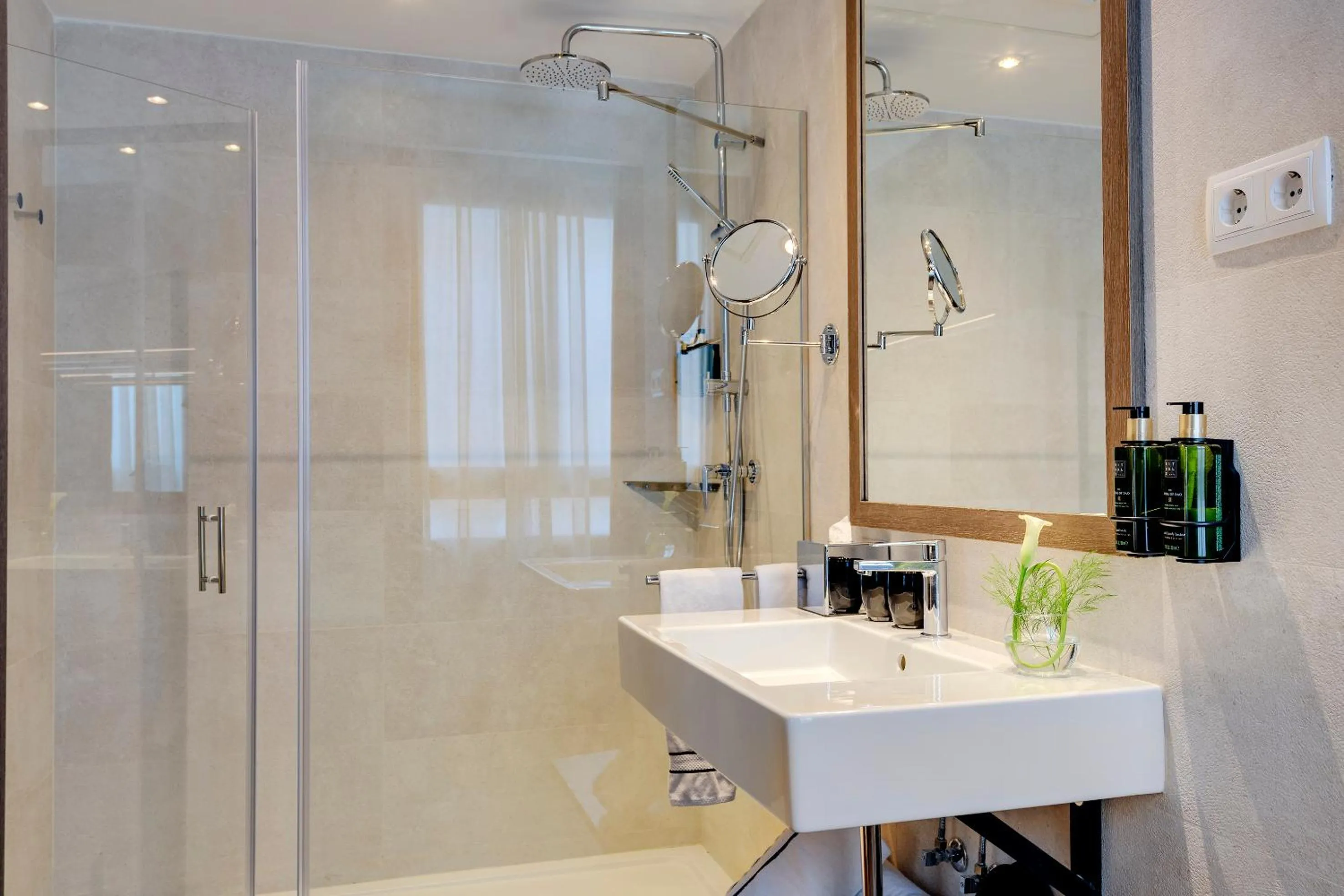 Shower in Melia Madrid Serrano