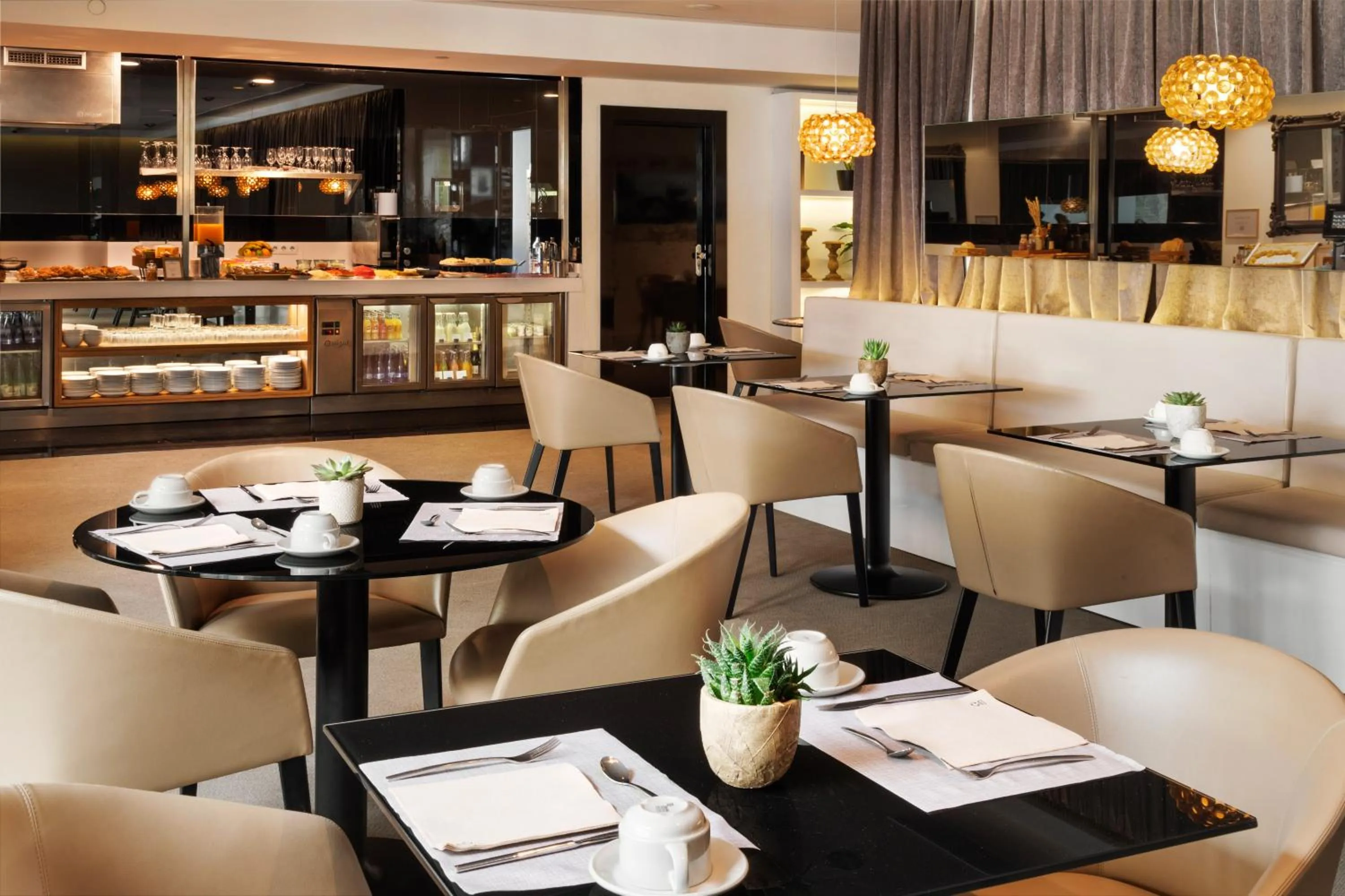 Restaurant/places to eat in Melia Madrid Serrano