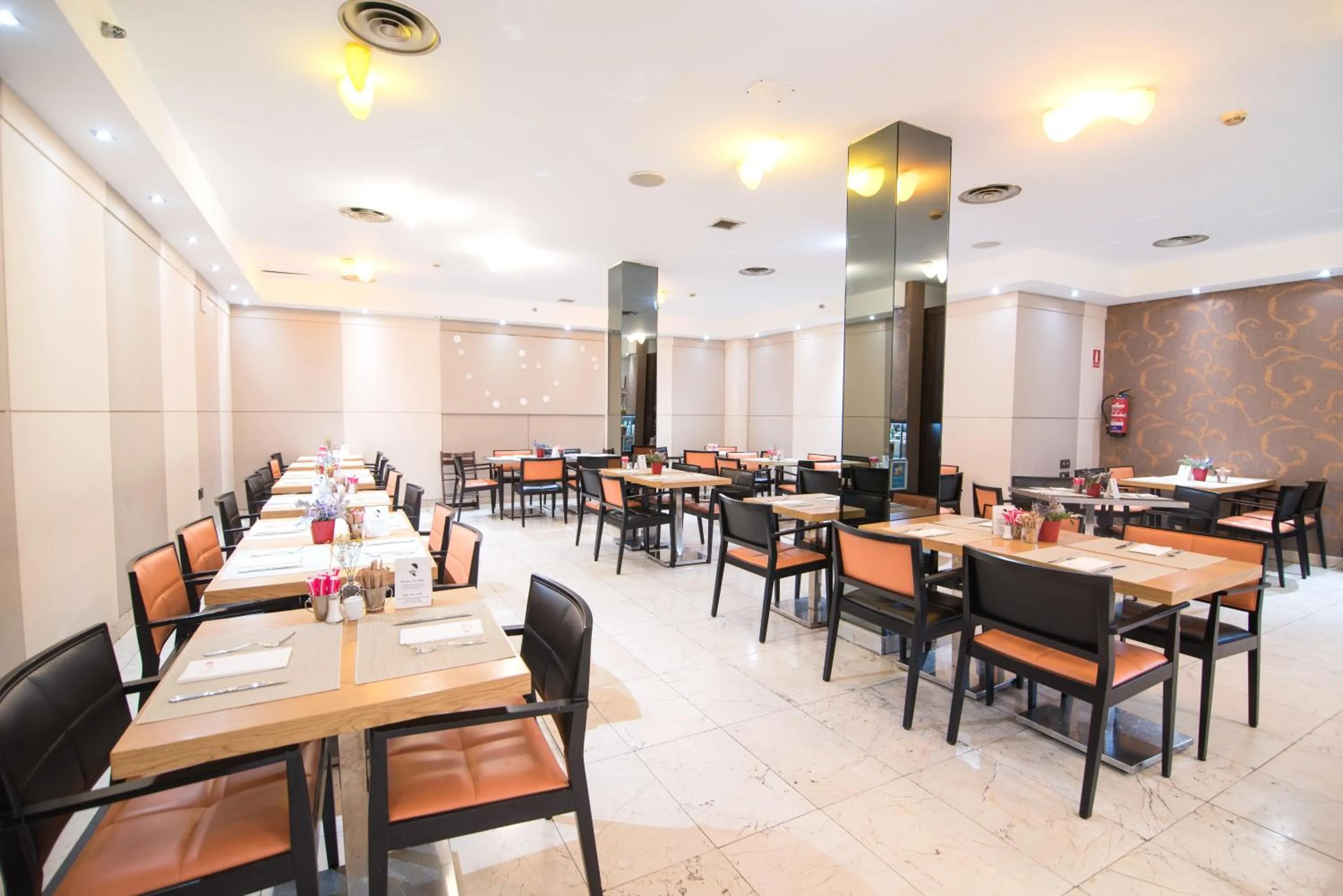 Restaurant/places to eat in Petit Palace President Castellana