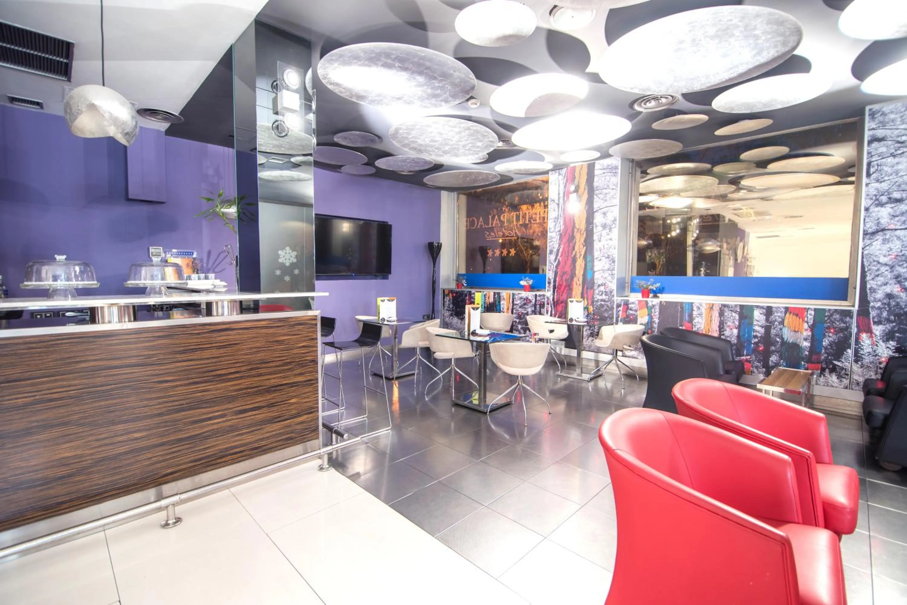 Seating area in Petit Palace President Castellana