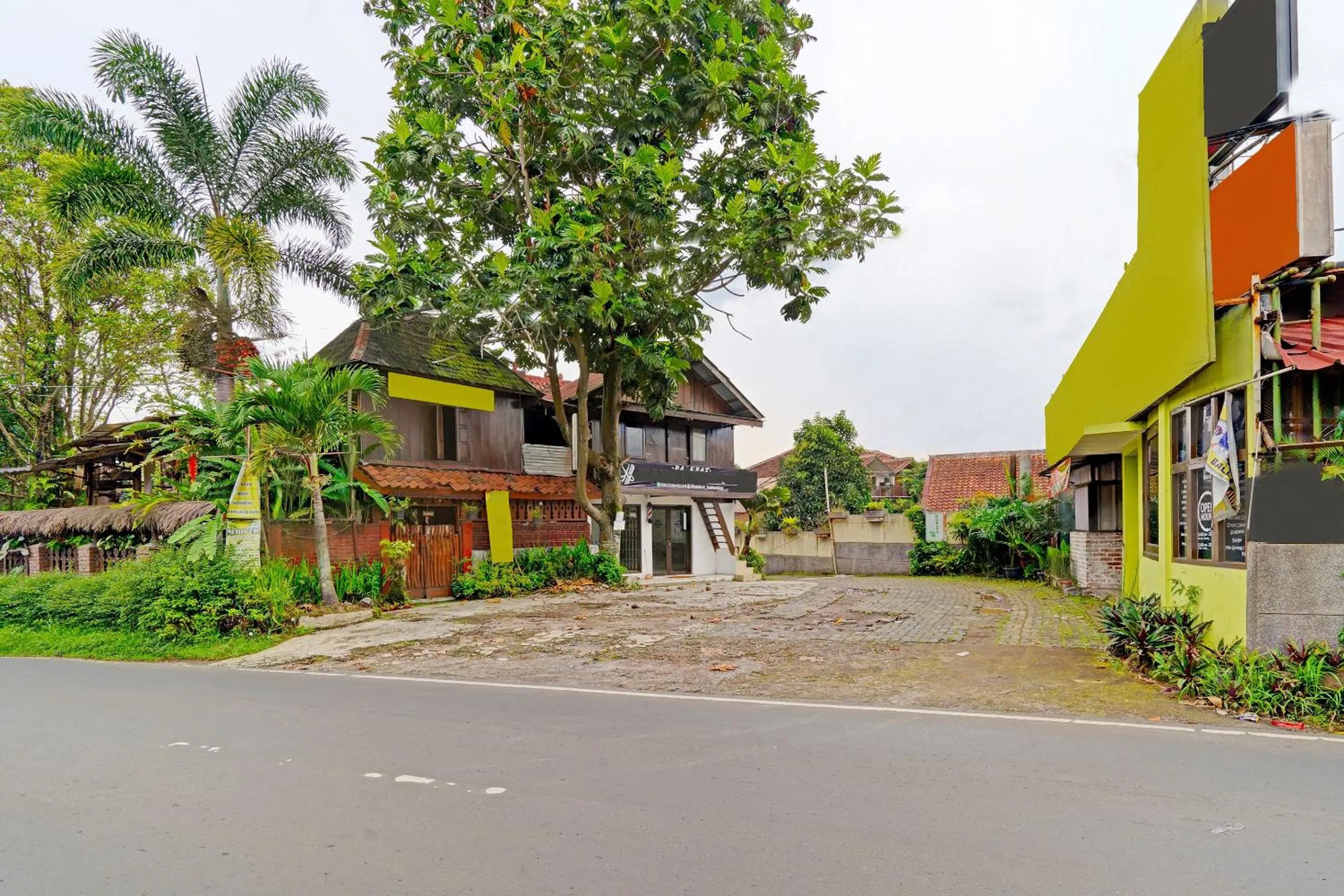 Facade/entrance in Super OYO Capital O 91810 Hotel Balebat 2