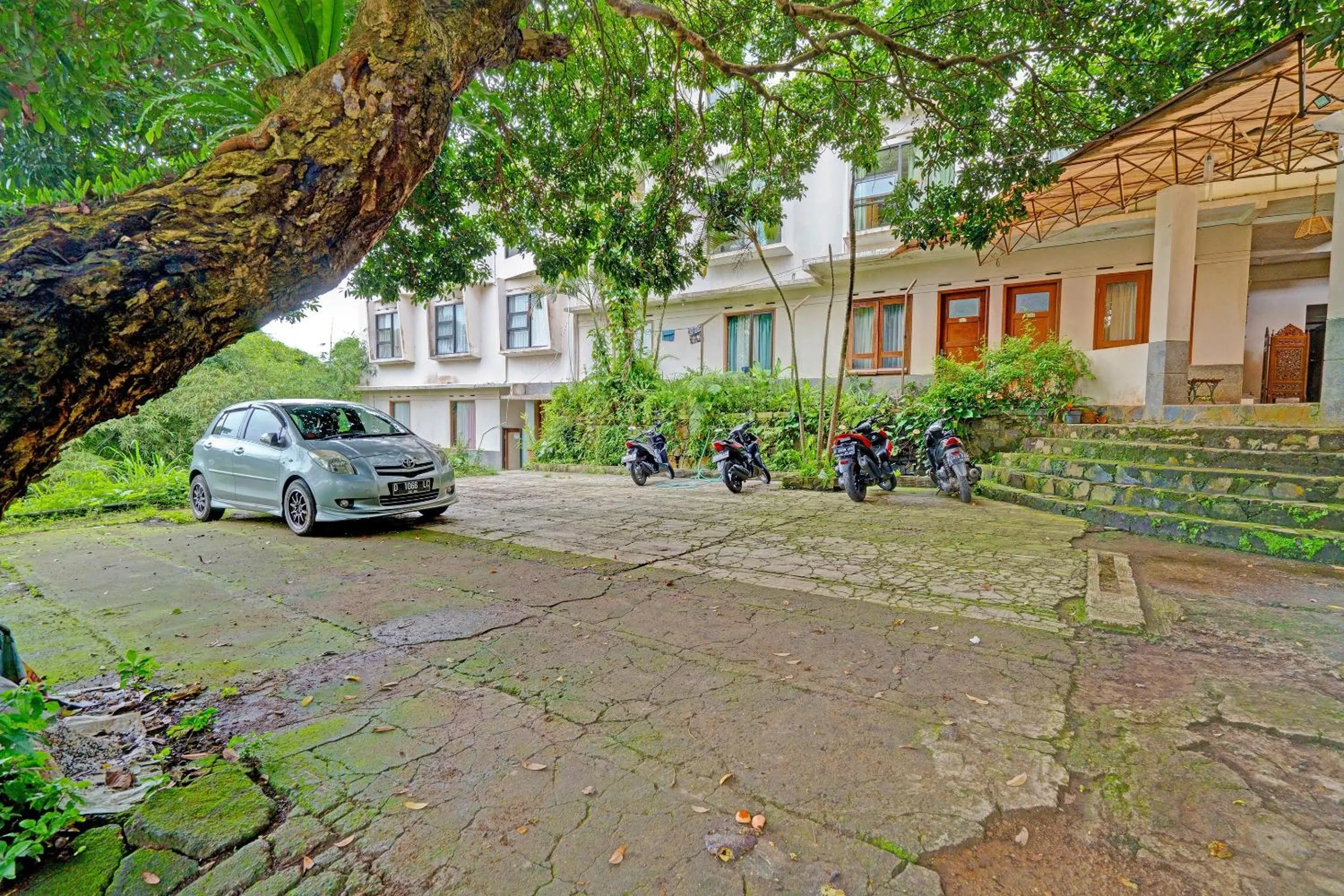 Facade/entrance in Super OYO Capital O 91810 Hotel Balebat 2