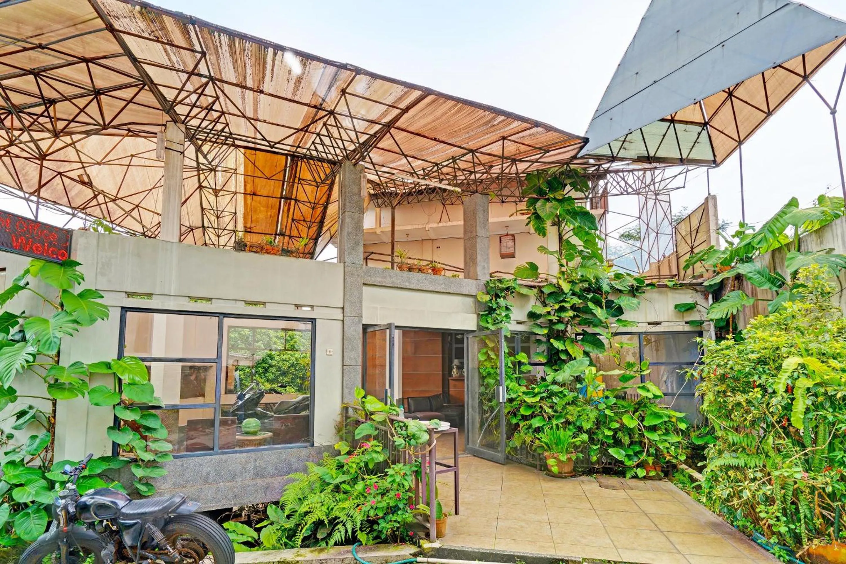 Facade/entrance in Super OYO Capital O 91810 Hotel Balebat 2