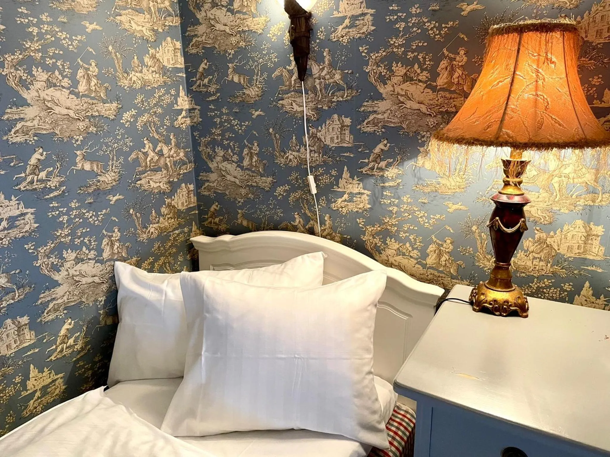 Bed in Apertins Hotell