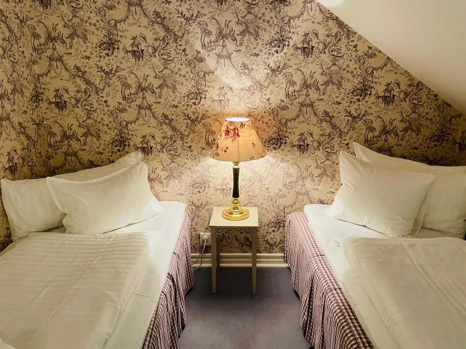 Bed in Apertins Hotell