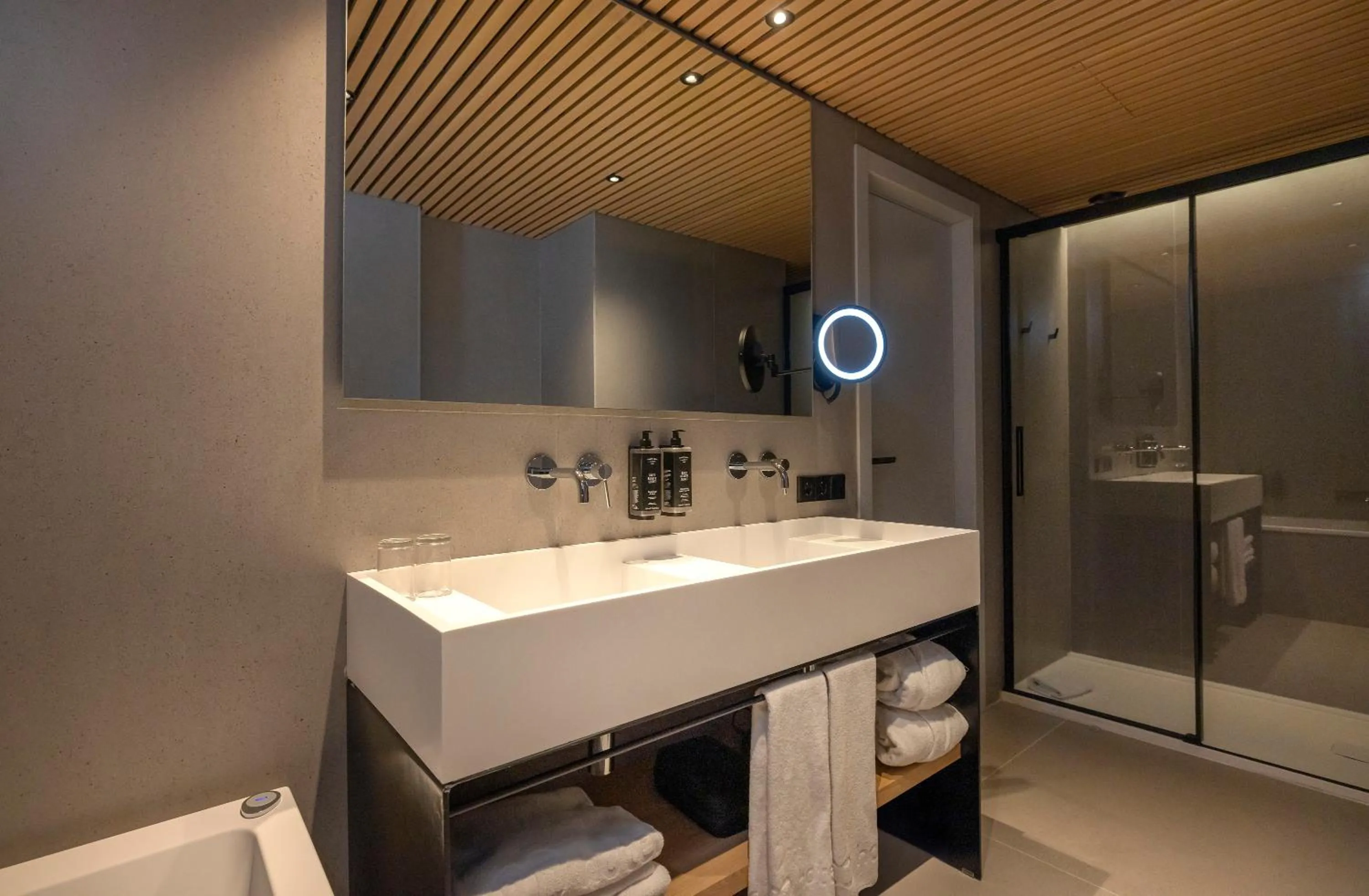 Bathroom in HM Jaime III