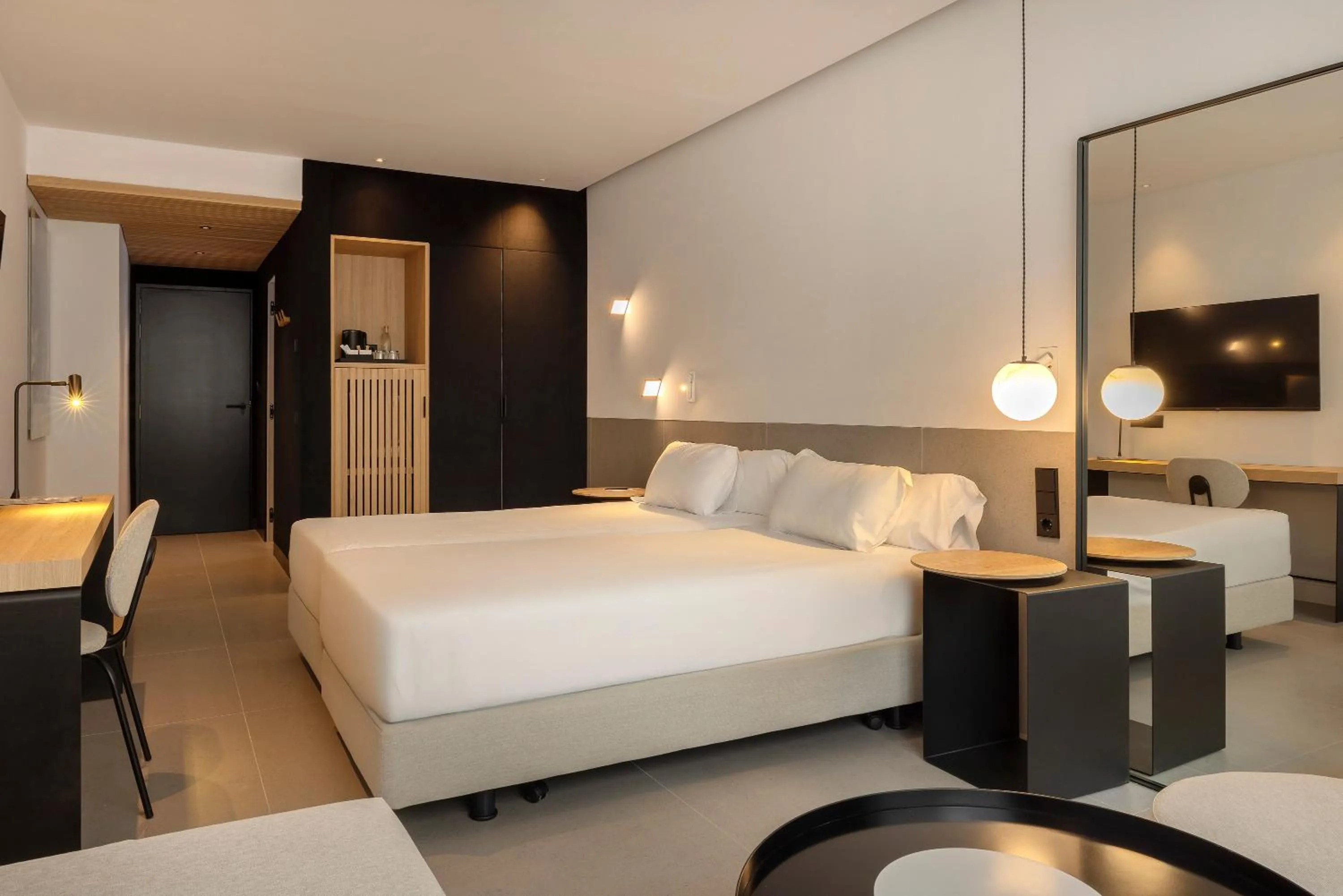 Photo of the whole room, Bed in HM Jaime III