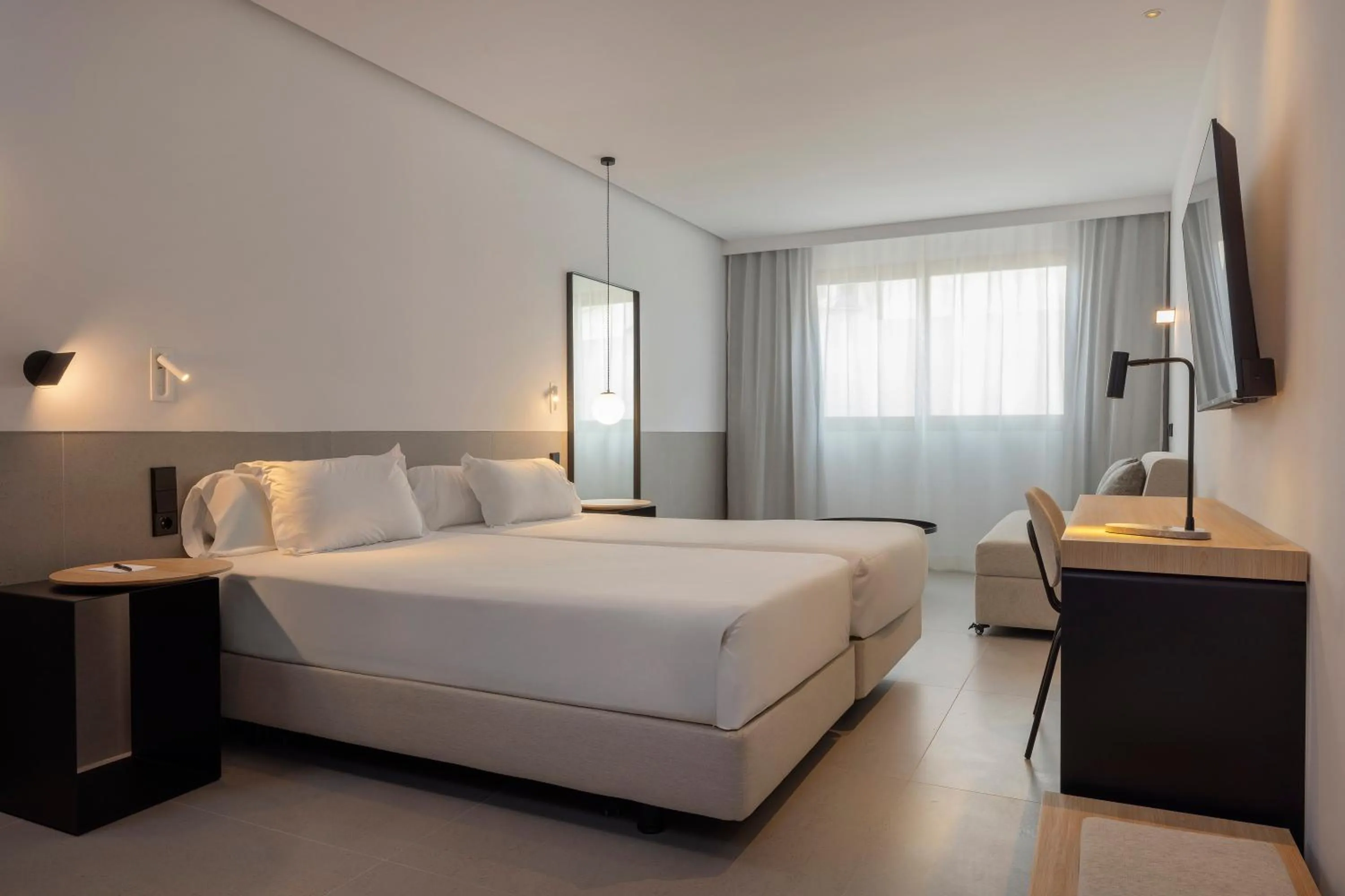 Photo of the whole room, Bed in HM Jaime III