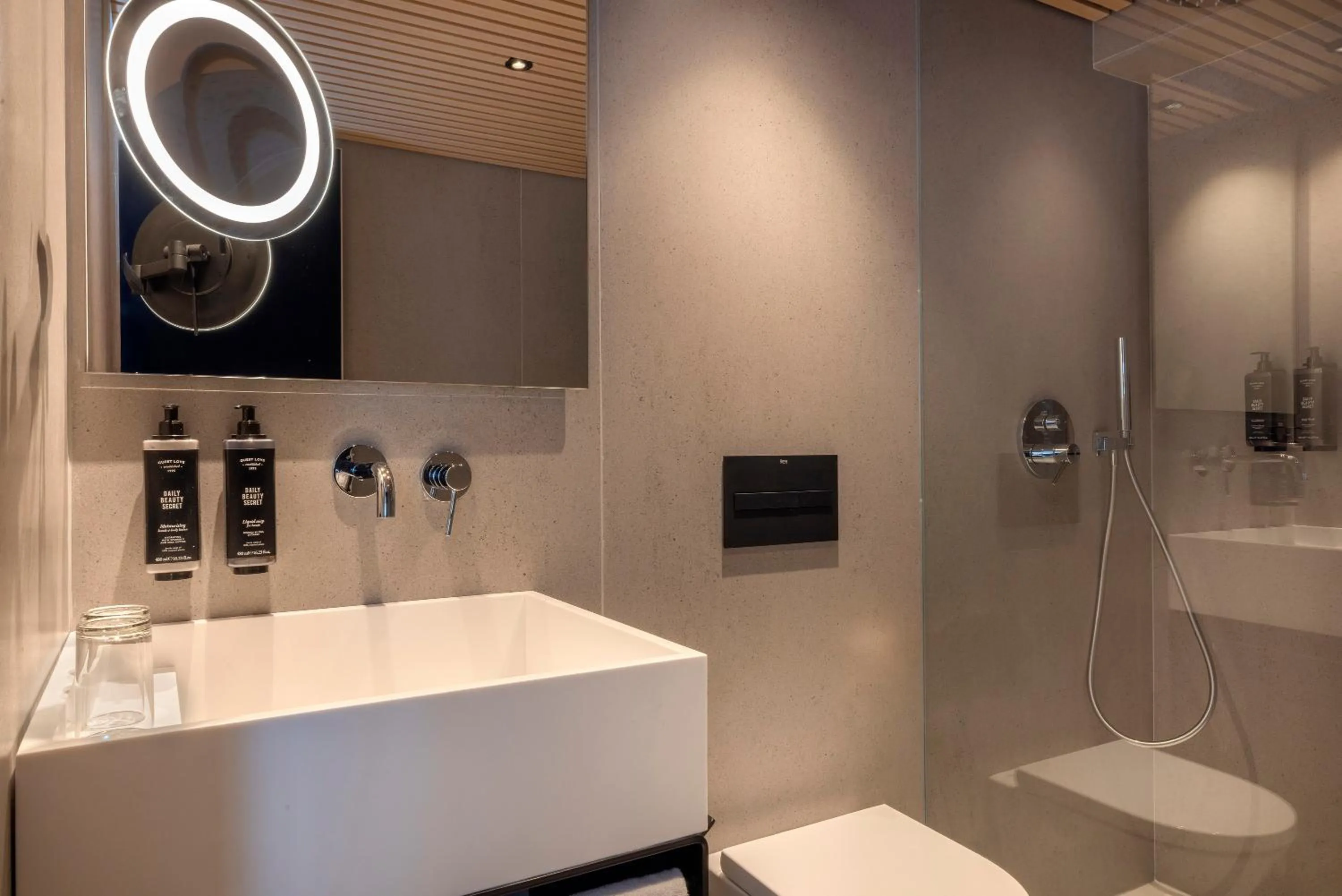 Bathroom in HM Jaime III