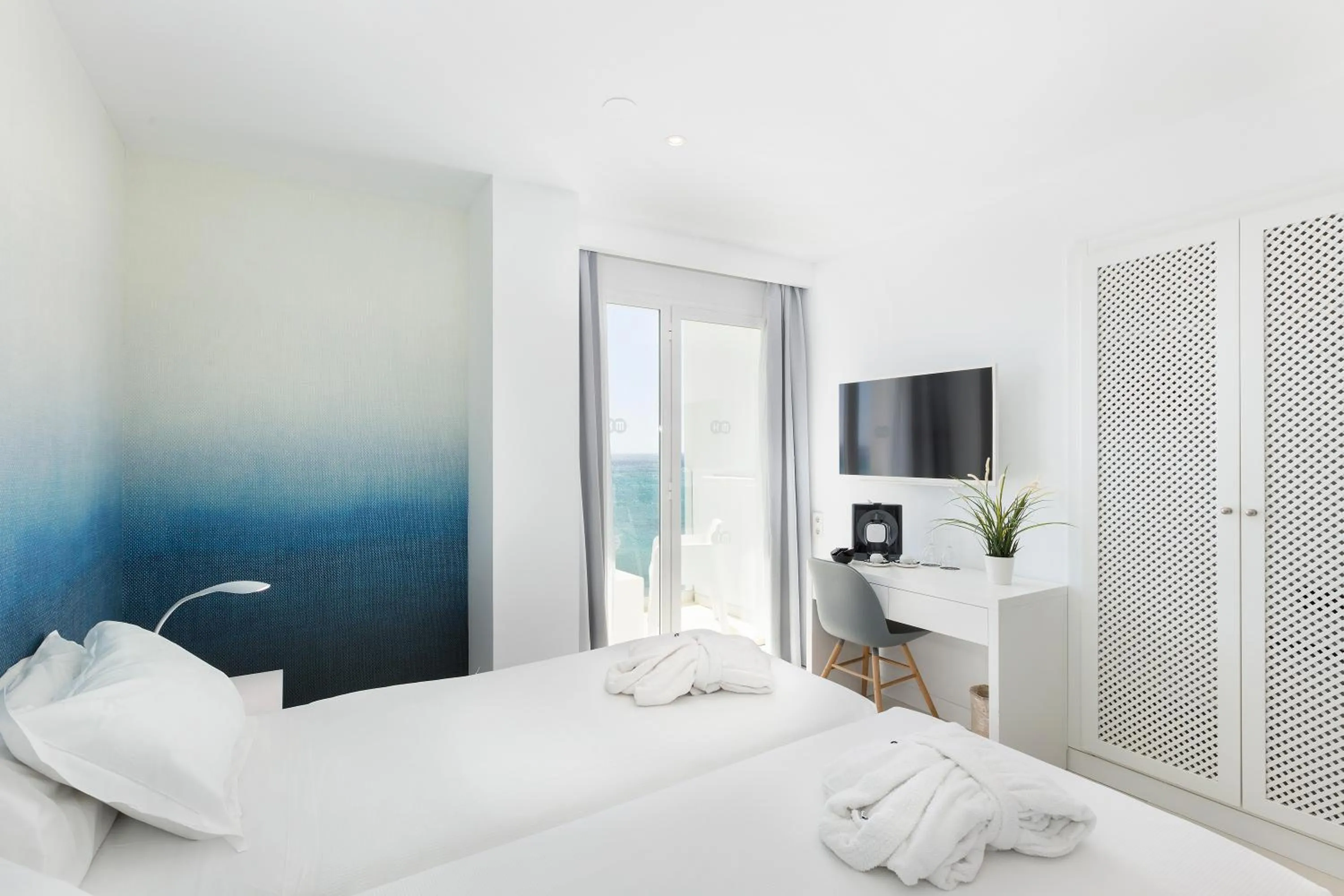 Bedroom, Bed in HM Tropical