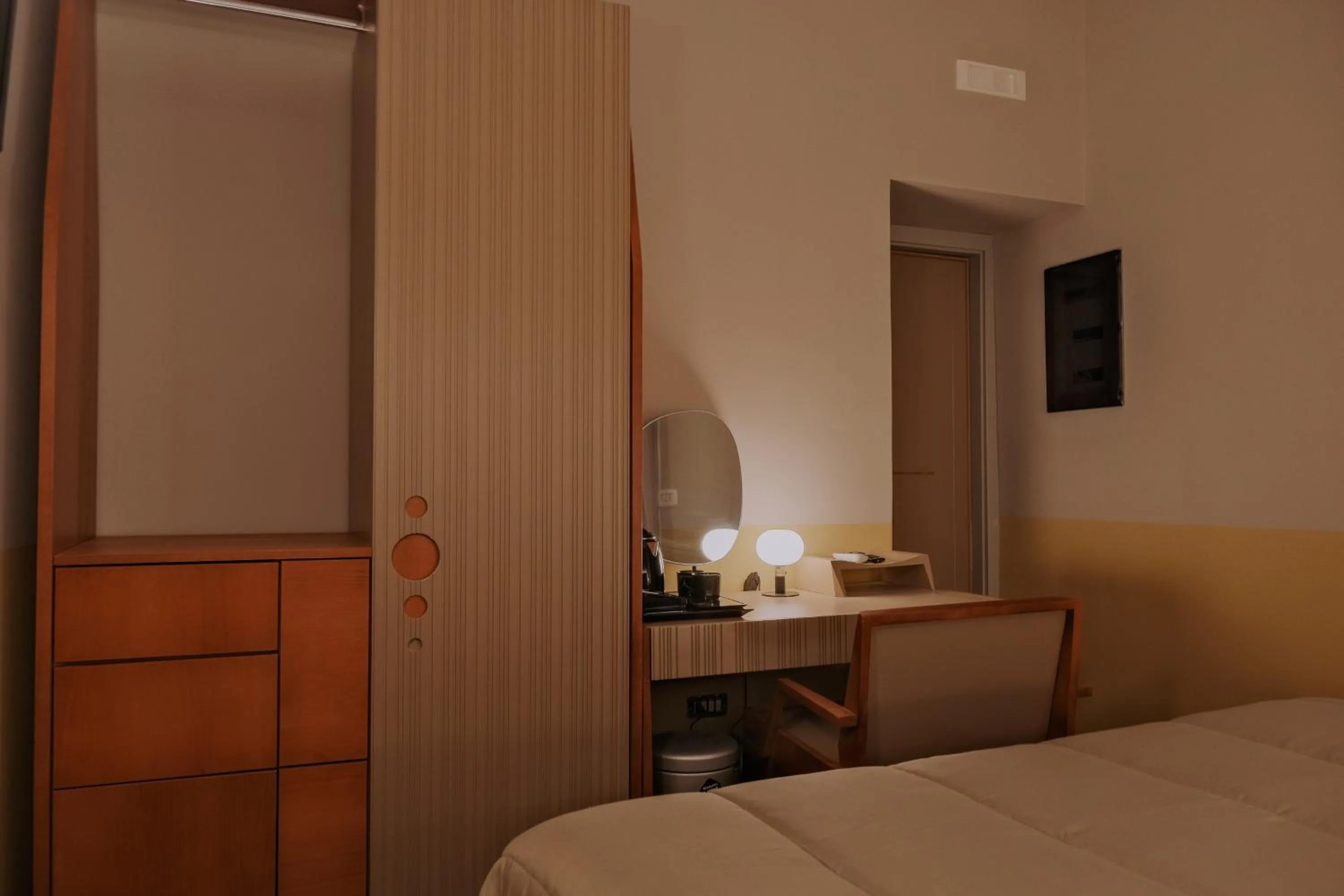 hair dresser, Bed in Occhi di Napoli Experiential Relais