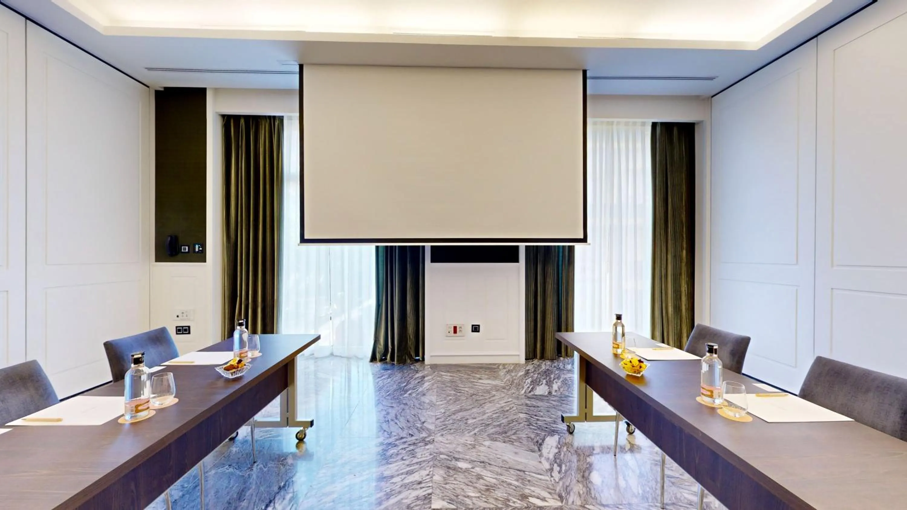 TV and multimedia in Hotel Colón Gran Meliá - The Leading Hotels of the World