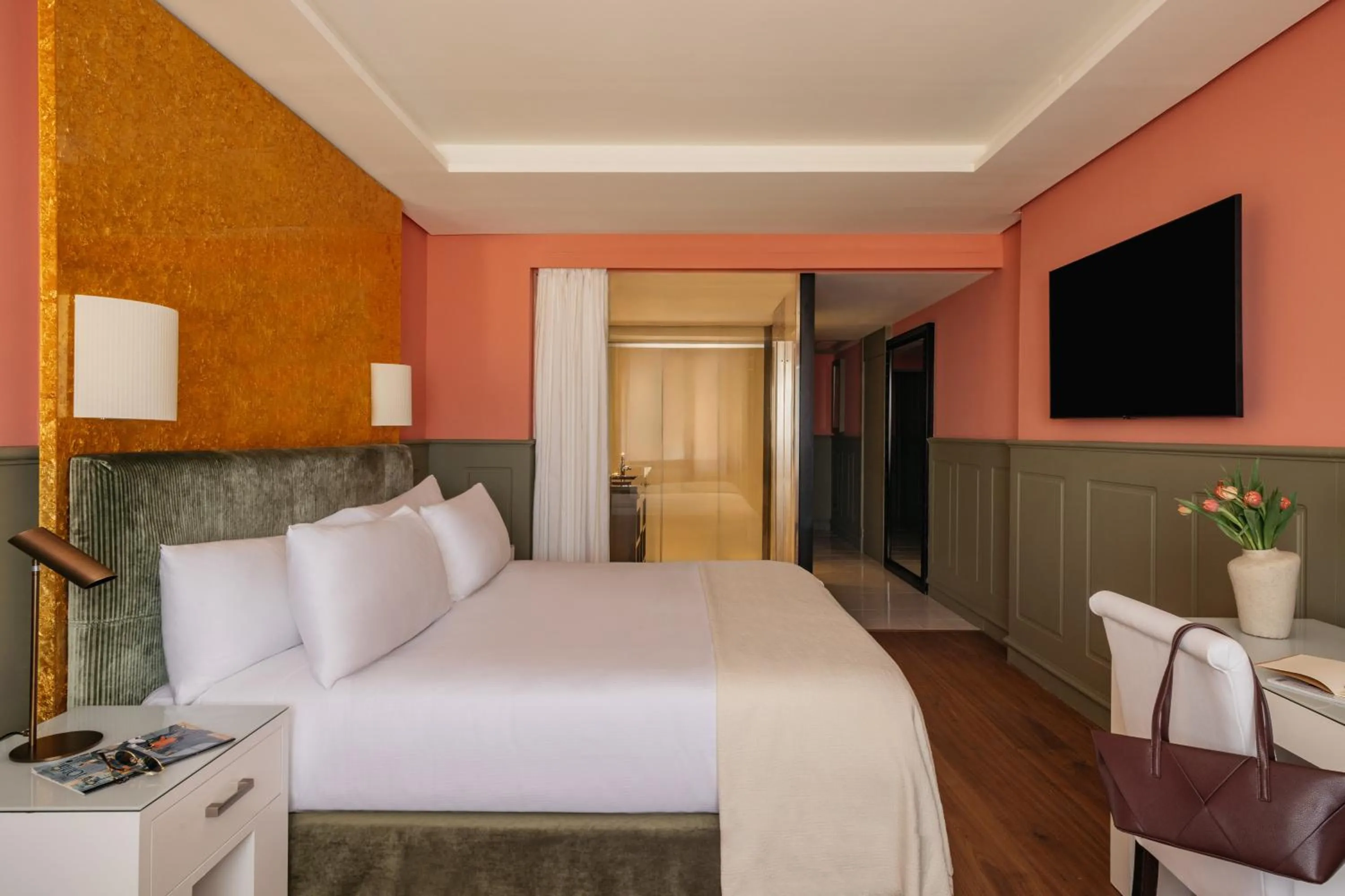 Communal lounge/ TV room, Bed in Hotel Colón Gran Meliá - The Leading Hotels of the World