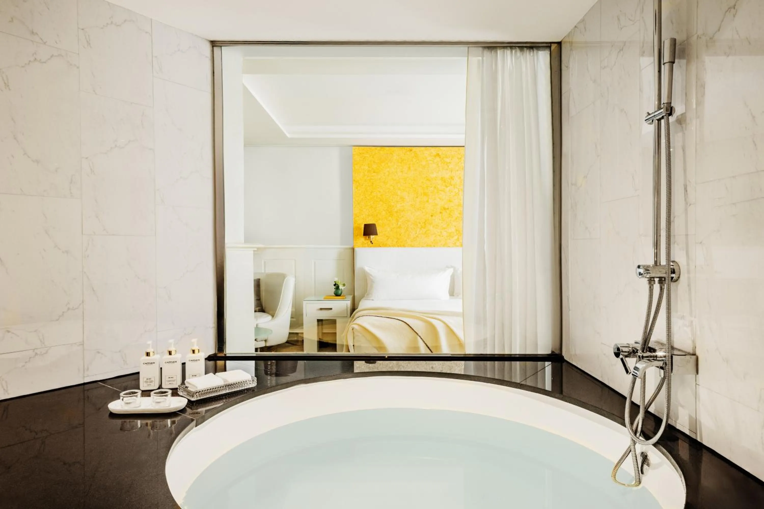 Bathroom, Bed in Hotel Colón Gran Meliá - The Leading Hotels of the World