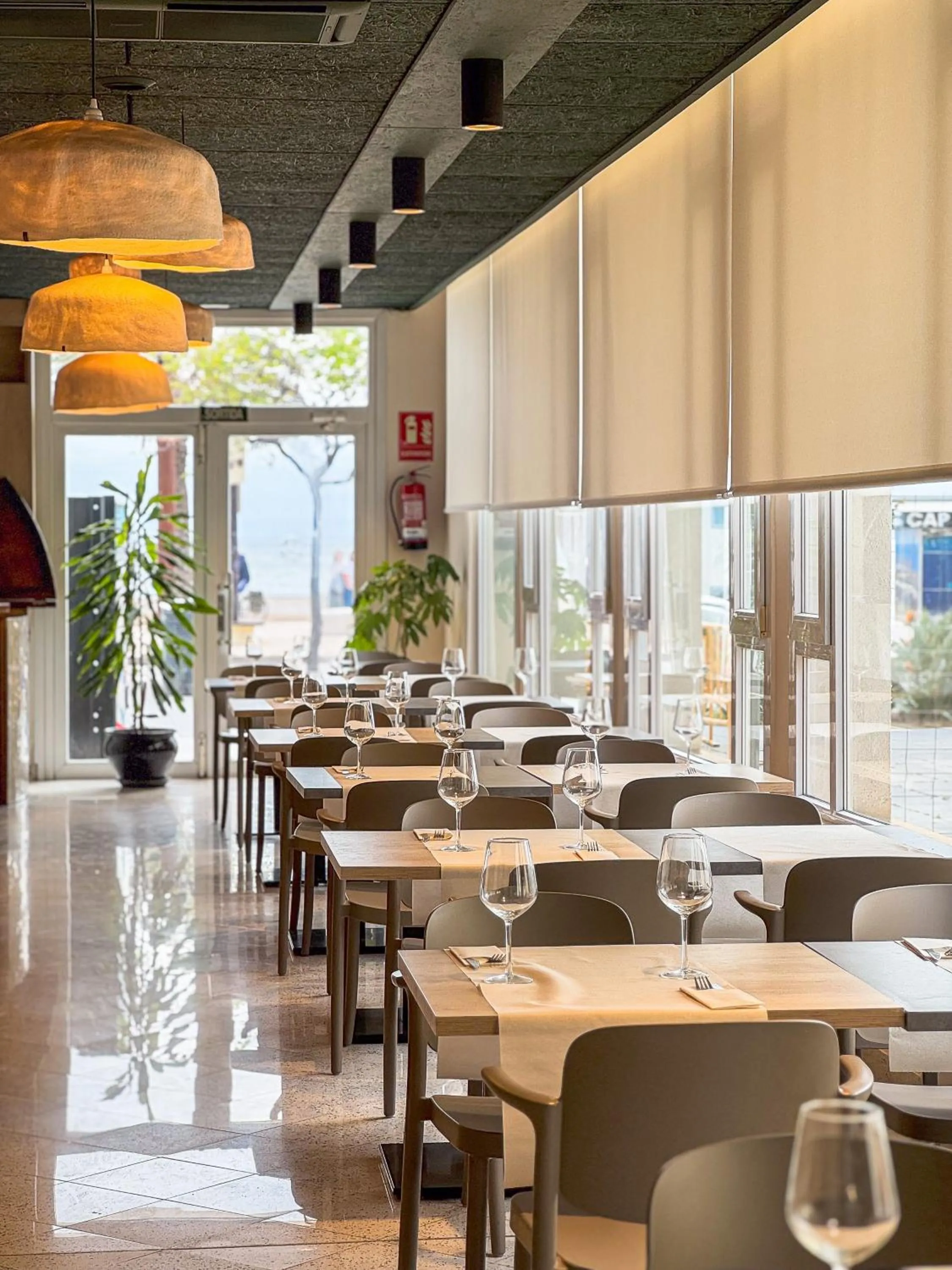 Restaurant/places to eat in Hotel Marina