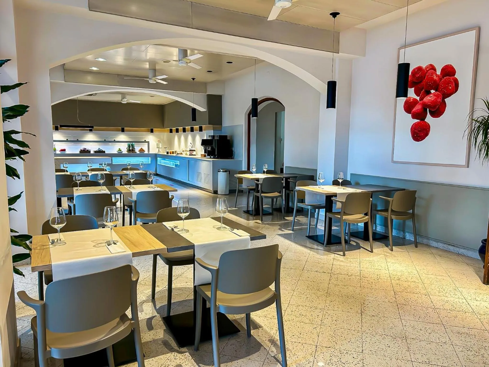 Restaurant/places to eat in Hotel Marina