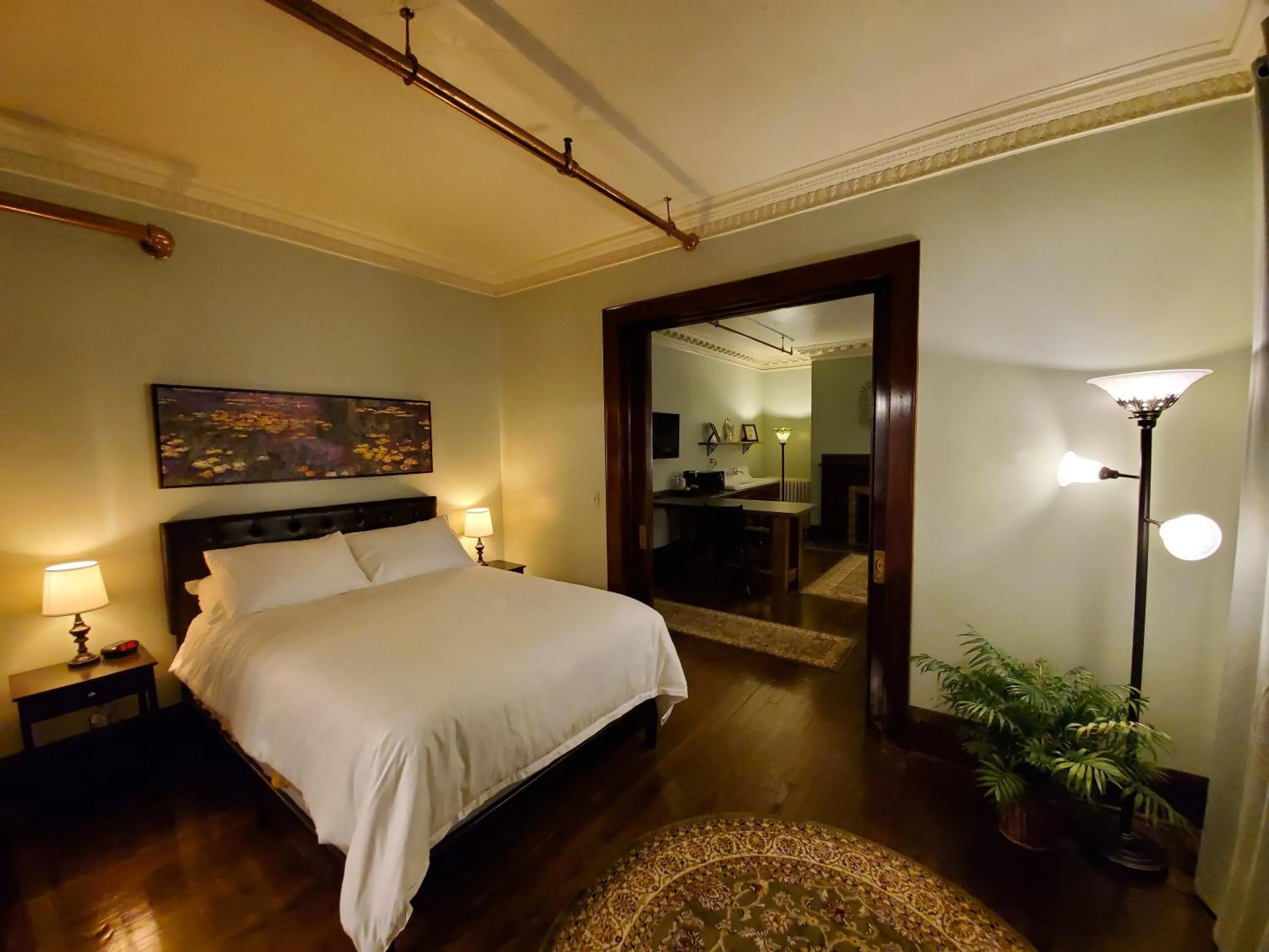 Bedroom, Bed in Daniell Manor