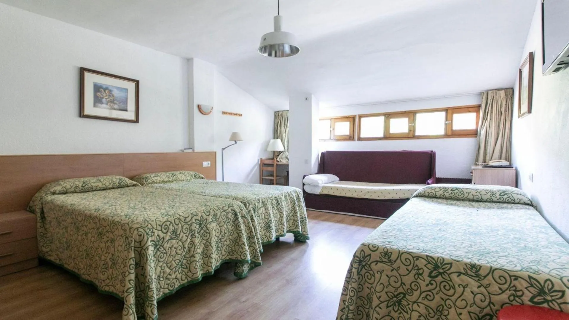 Photo of the whole room, Bed in Evenia Monte Alba