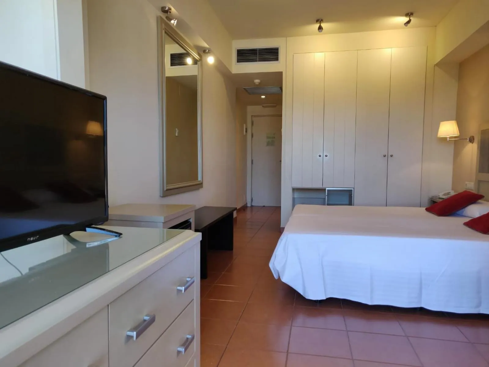 Bathroom, Bed in Hotel Alcossebre