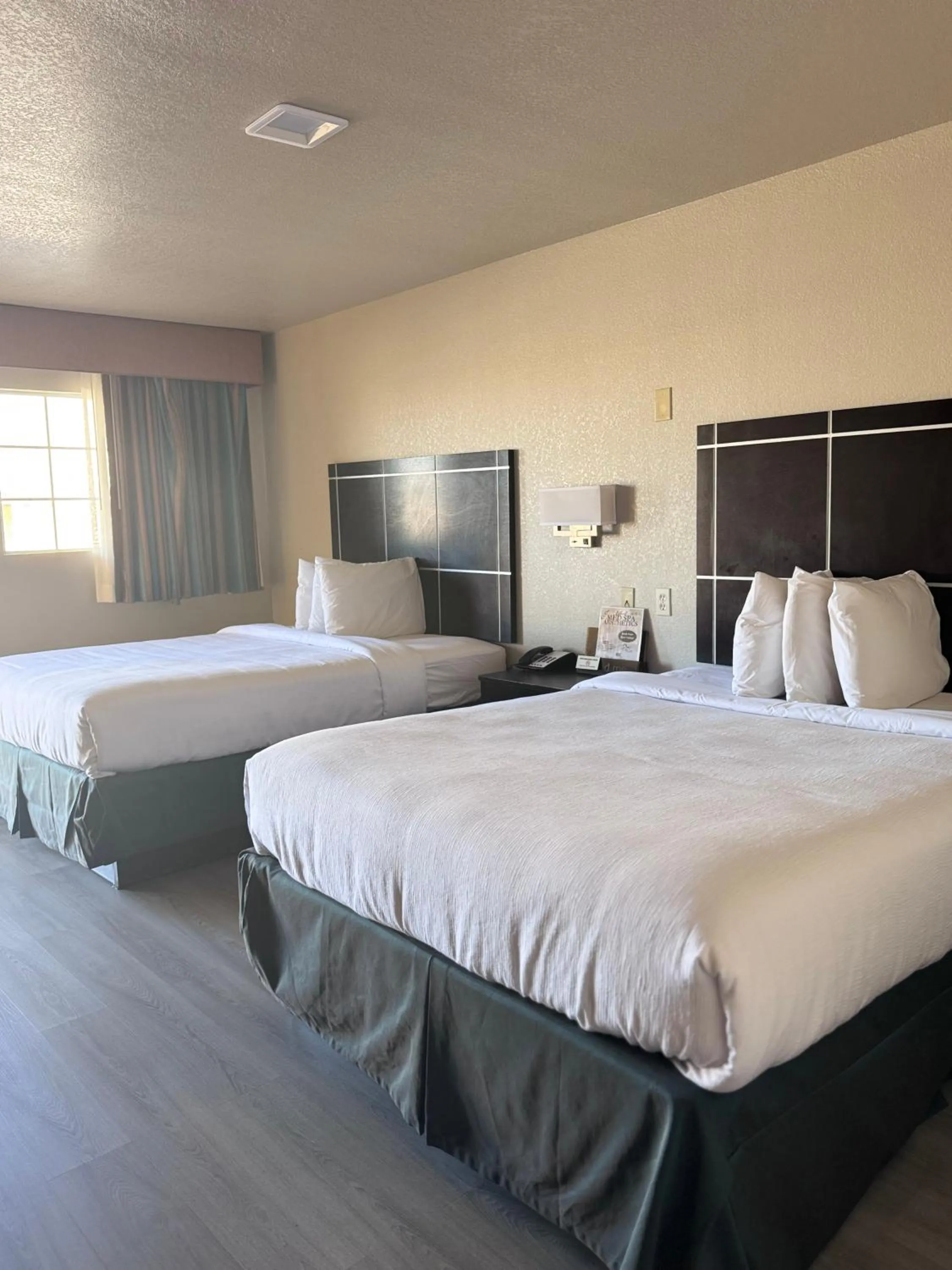 Bedroom, Bed in Executive inn