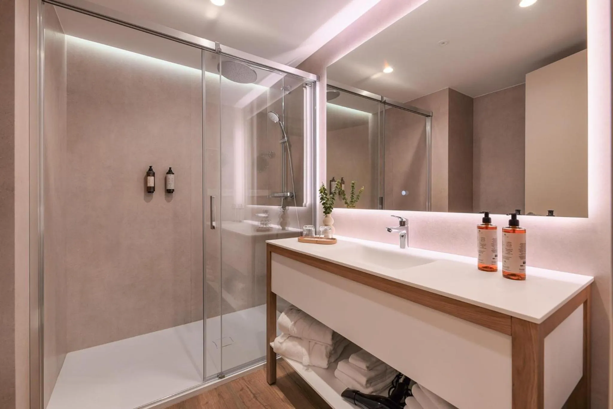 Shower in Valentin Sancti Petri