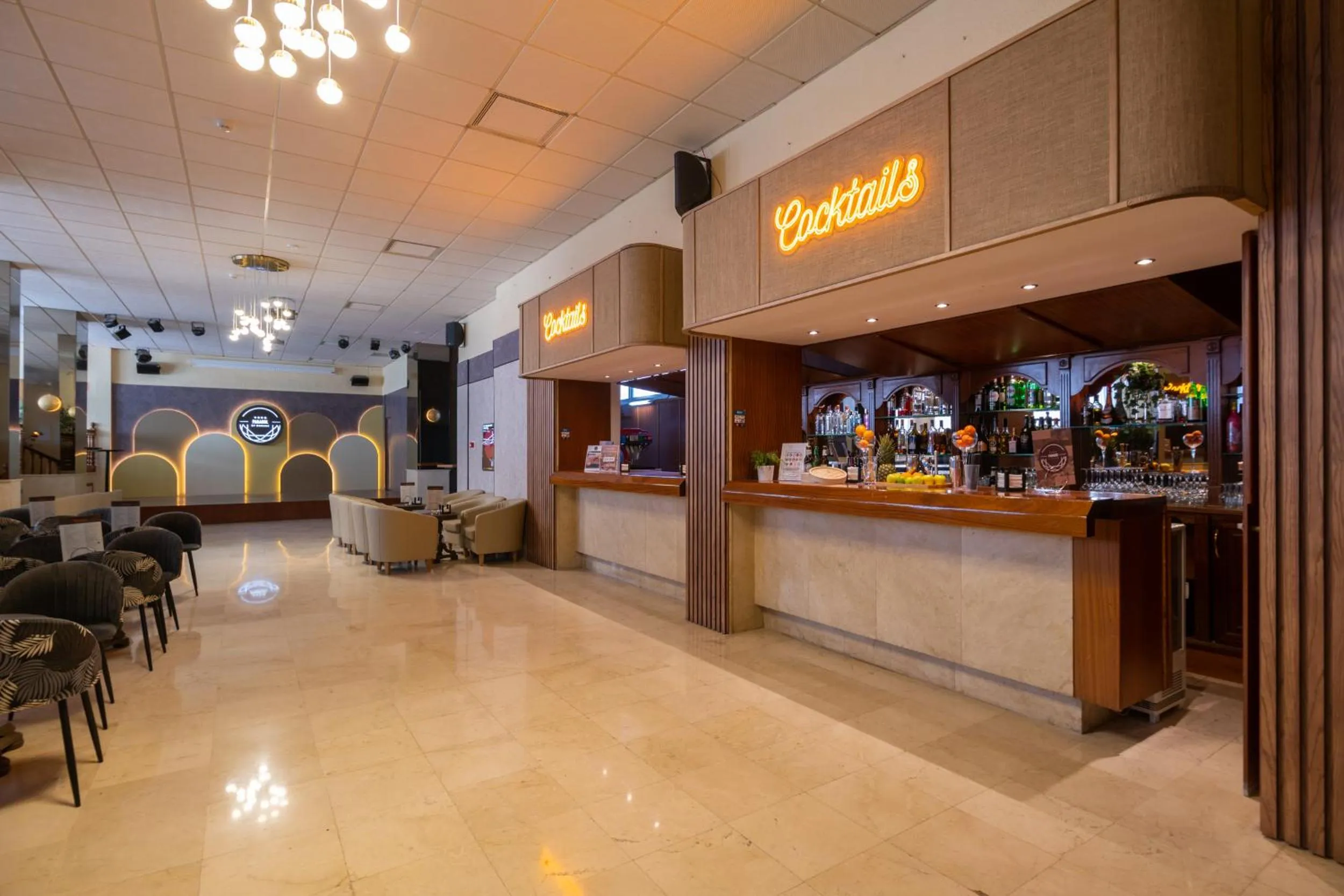 Lounge or bar in Hotel Parasol by Dorobe