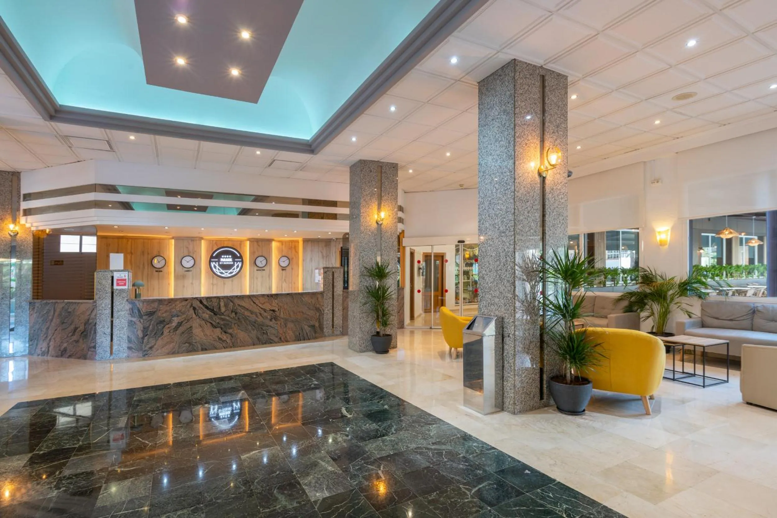 Lobby or reception in Hotel Parasol by Dorobe