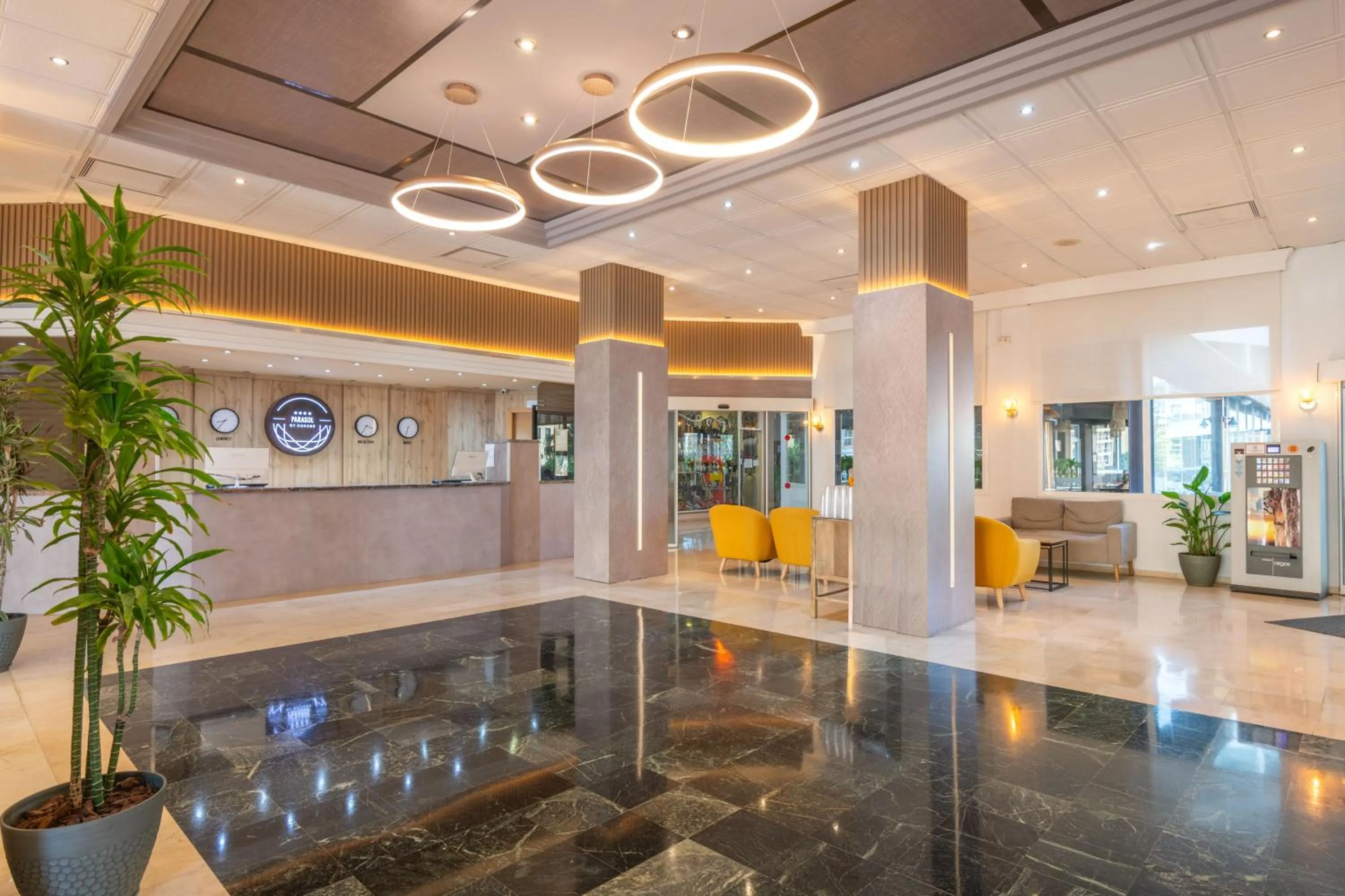 Lobby or reception in Hotel Parasol by Dorobe