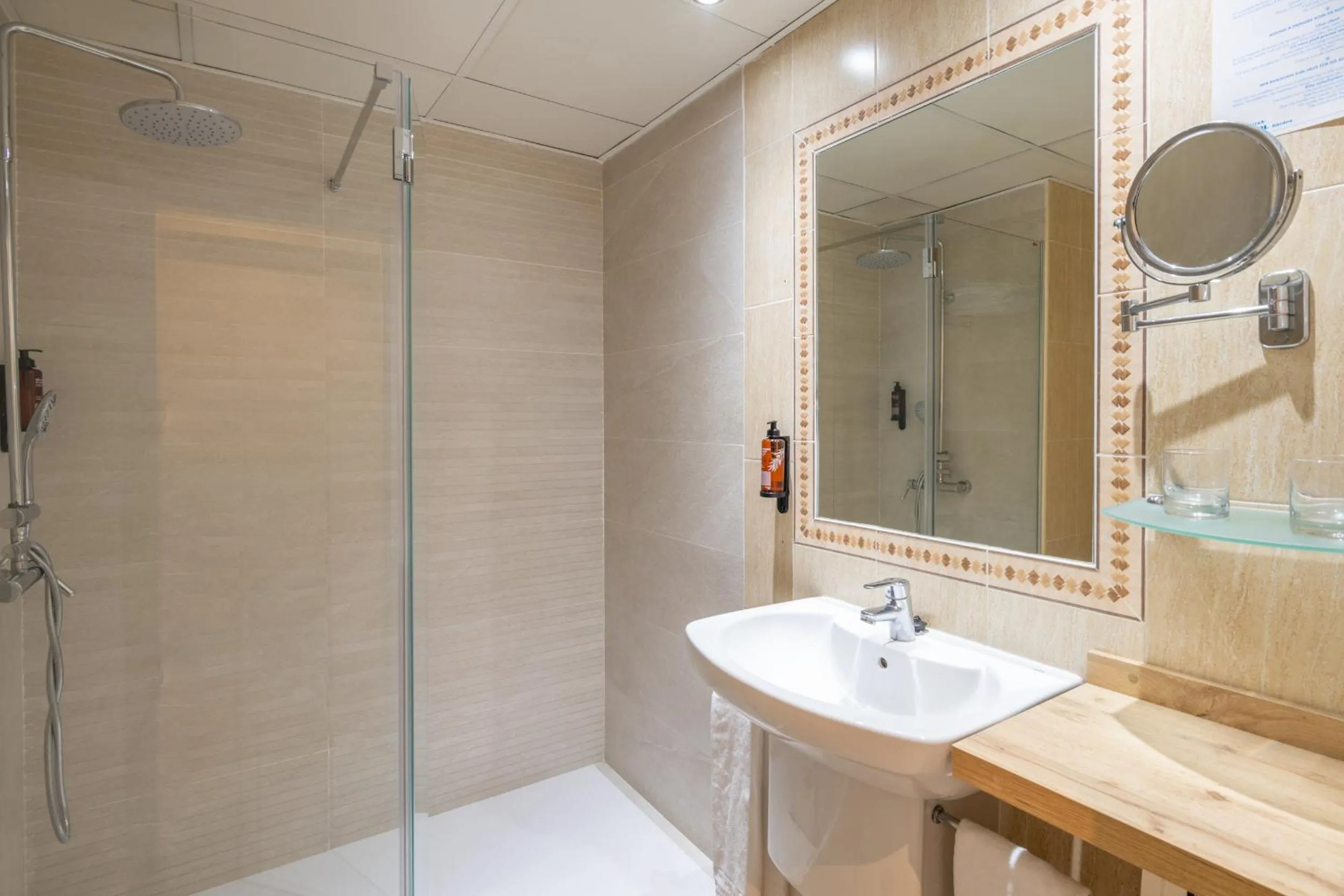 Shower in Hotel Parasol by Dorobe