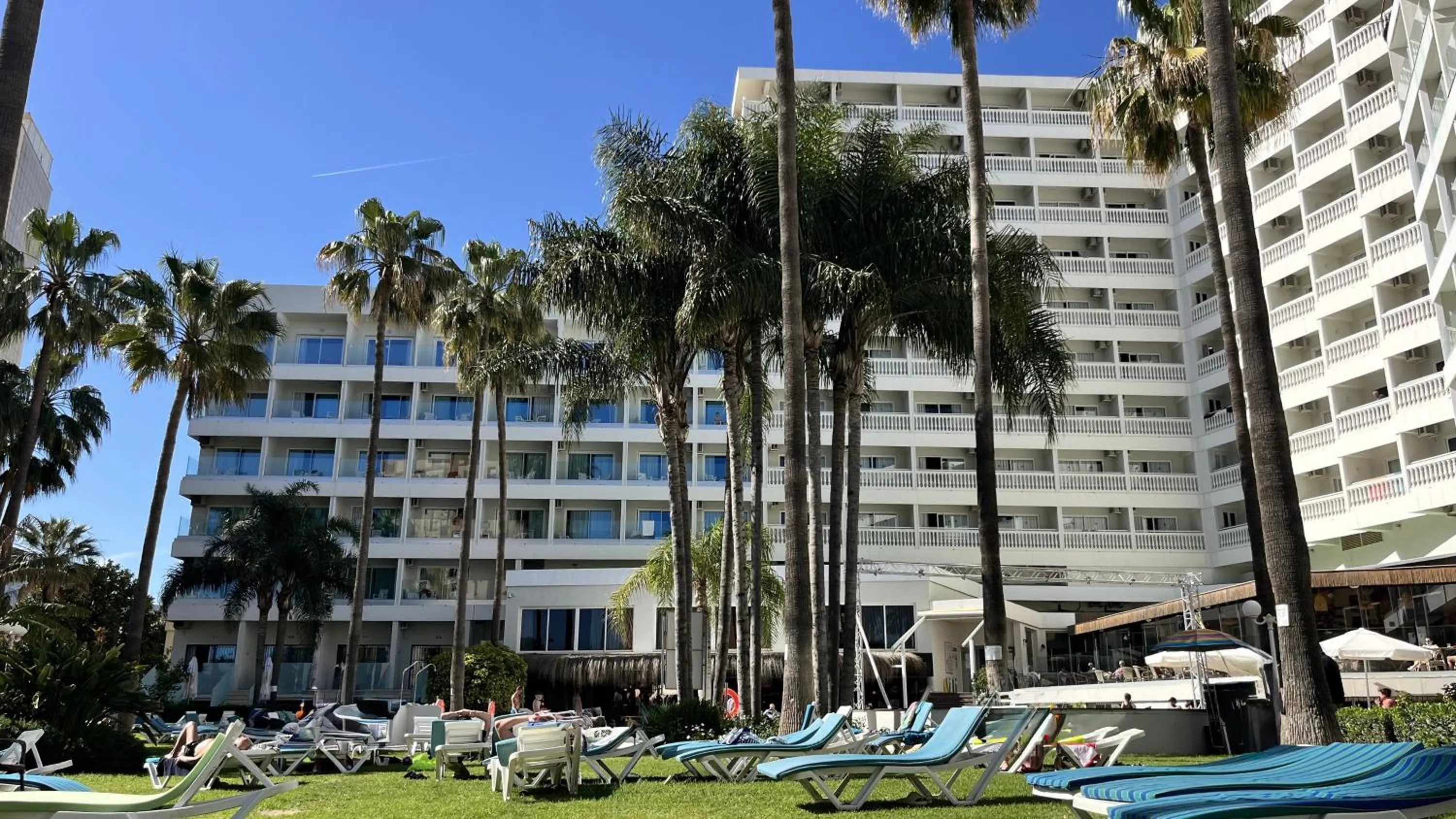 Property building in Hotel Parasol by Dorobe