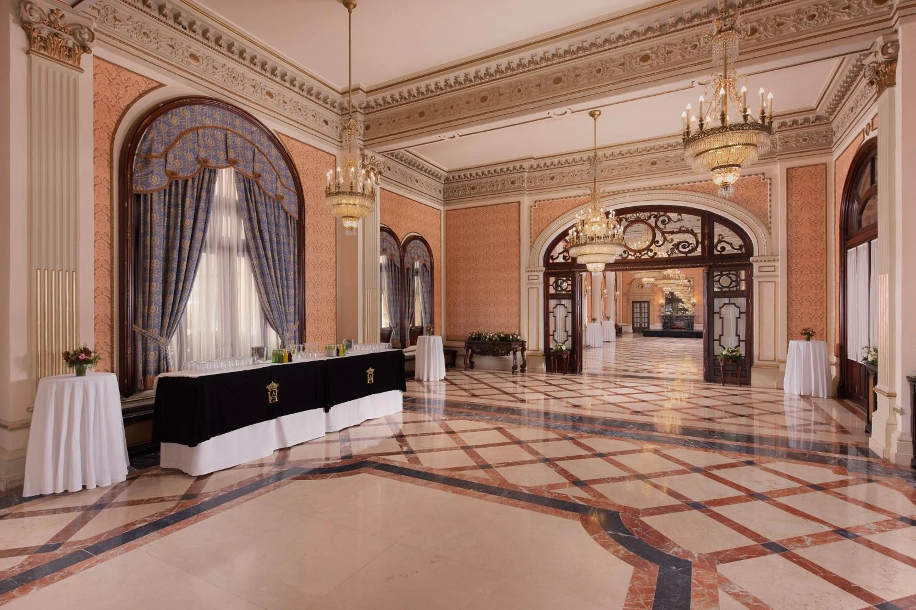 Lounge or bar in Hotel Alfonso XIII, a Luxury Collection Hotel, Seville