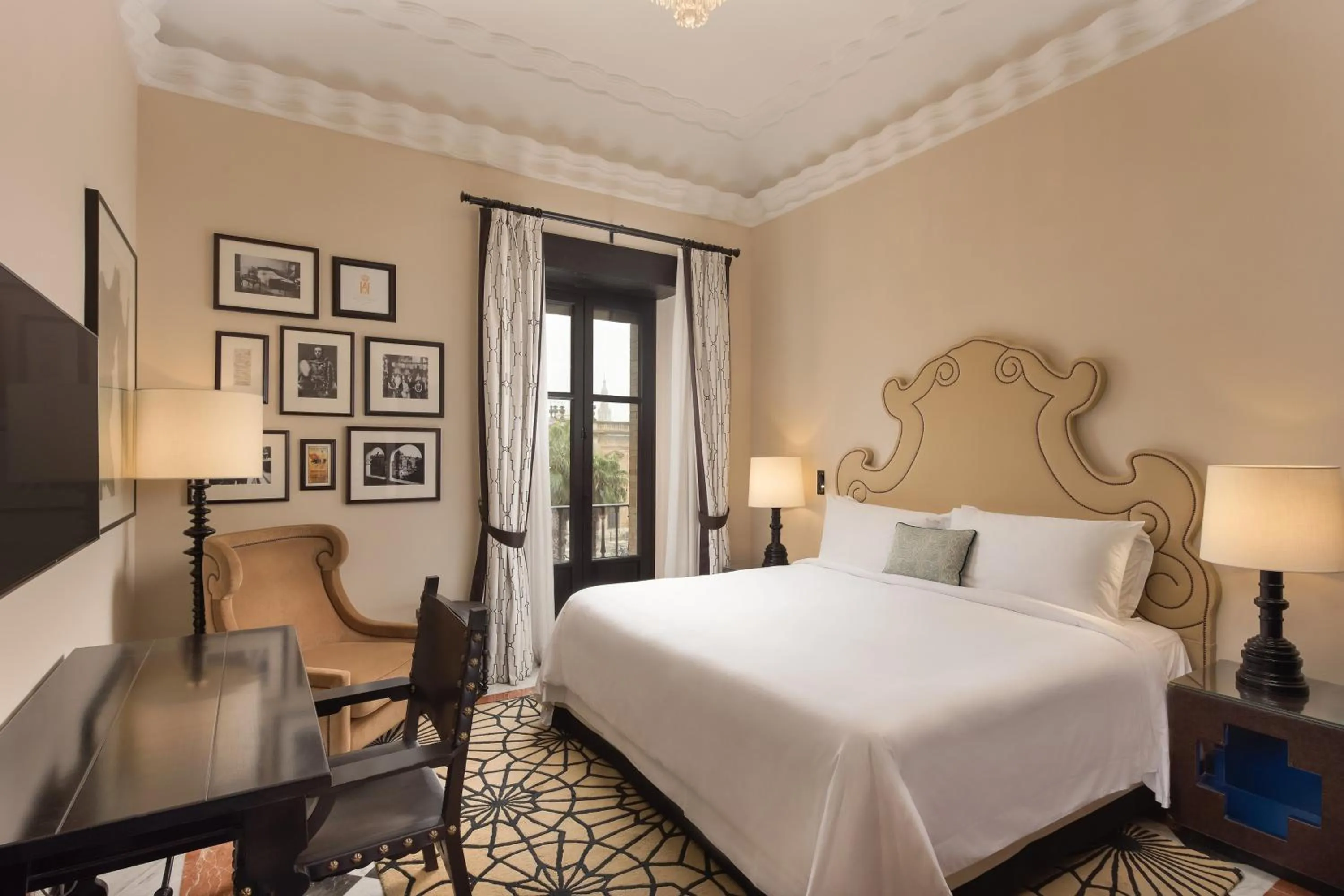 Photo of the whole room, Bed in Hotel Alfonso XIII, a Luxury Collection Hotel, Seville