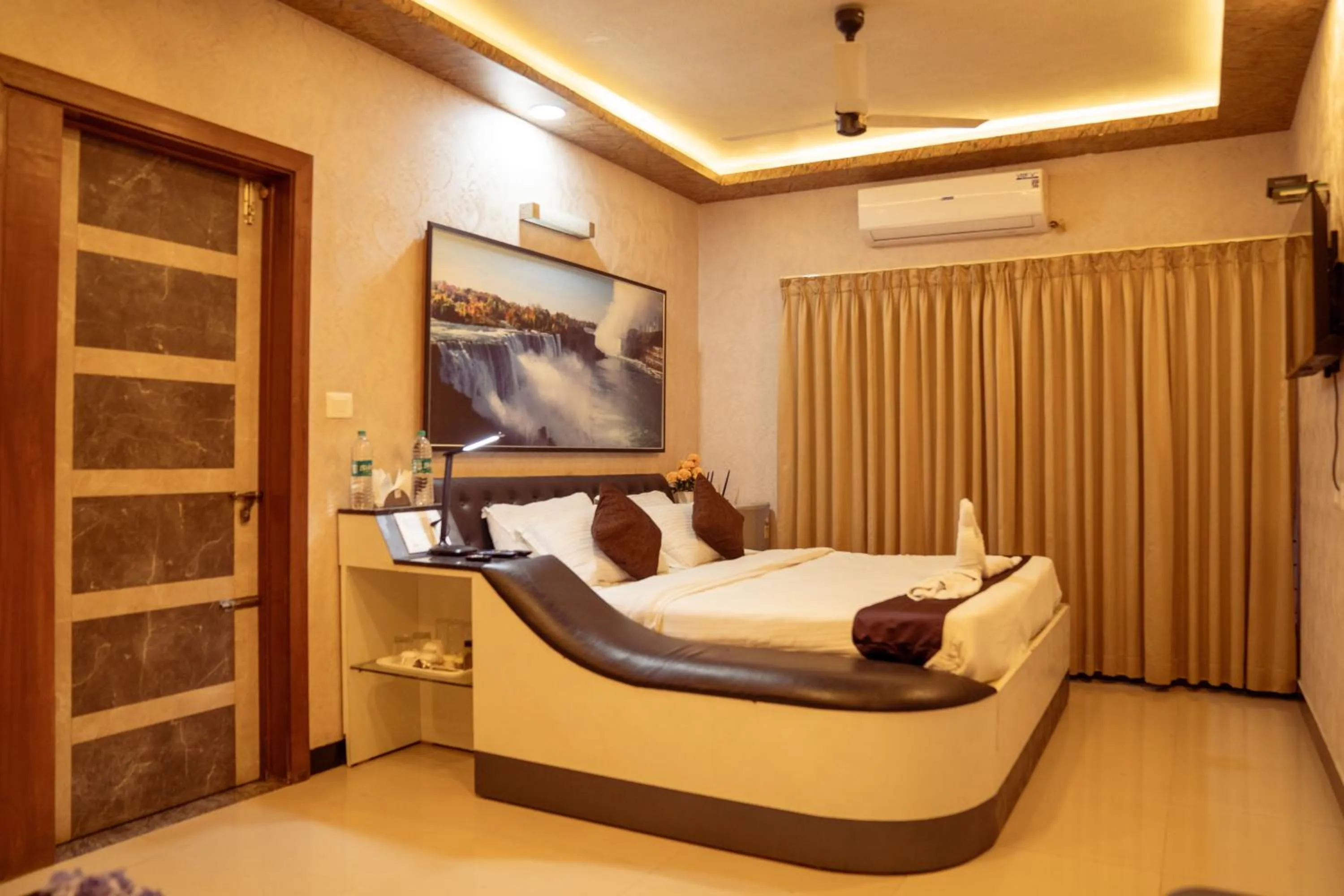 Bedroom, Bed in Seasons Suites - JP Nagar