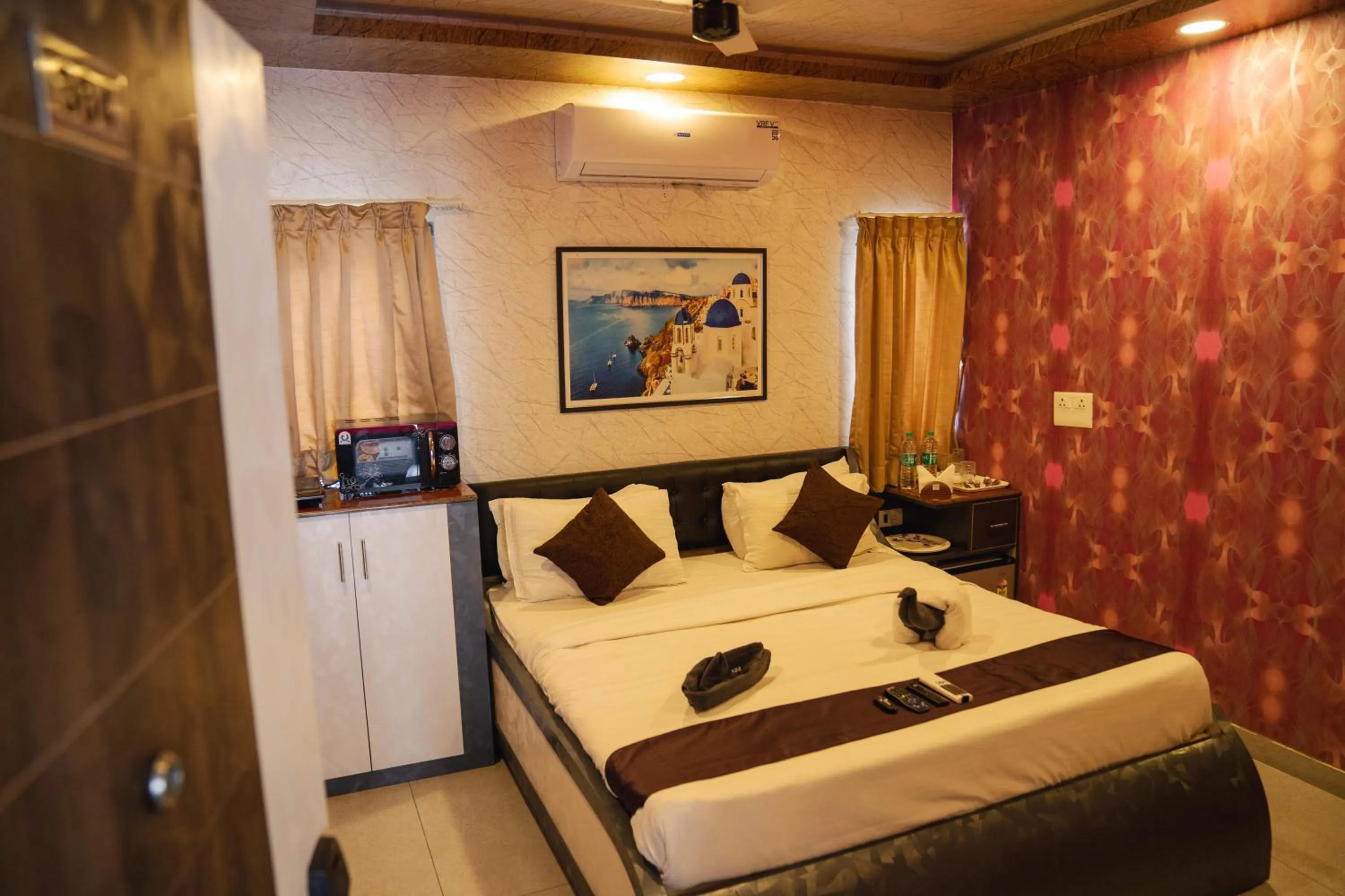 Bedroom, Bed in Seasons Suites - JP Nagar