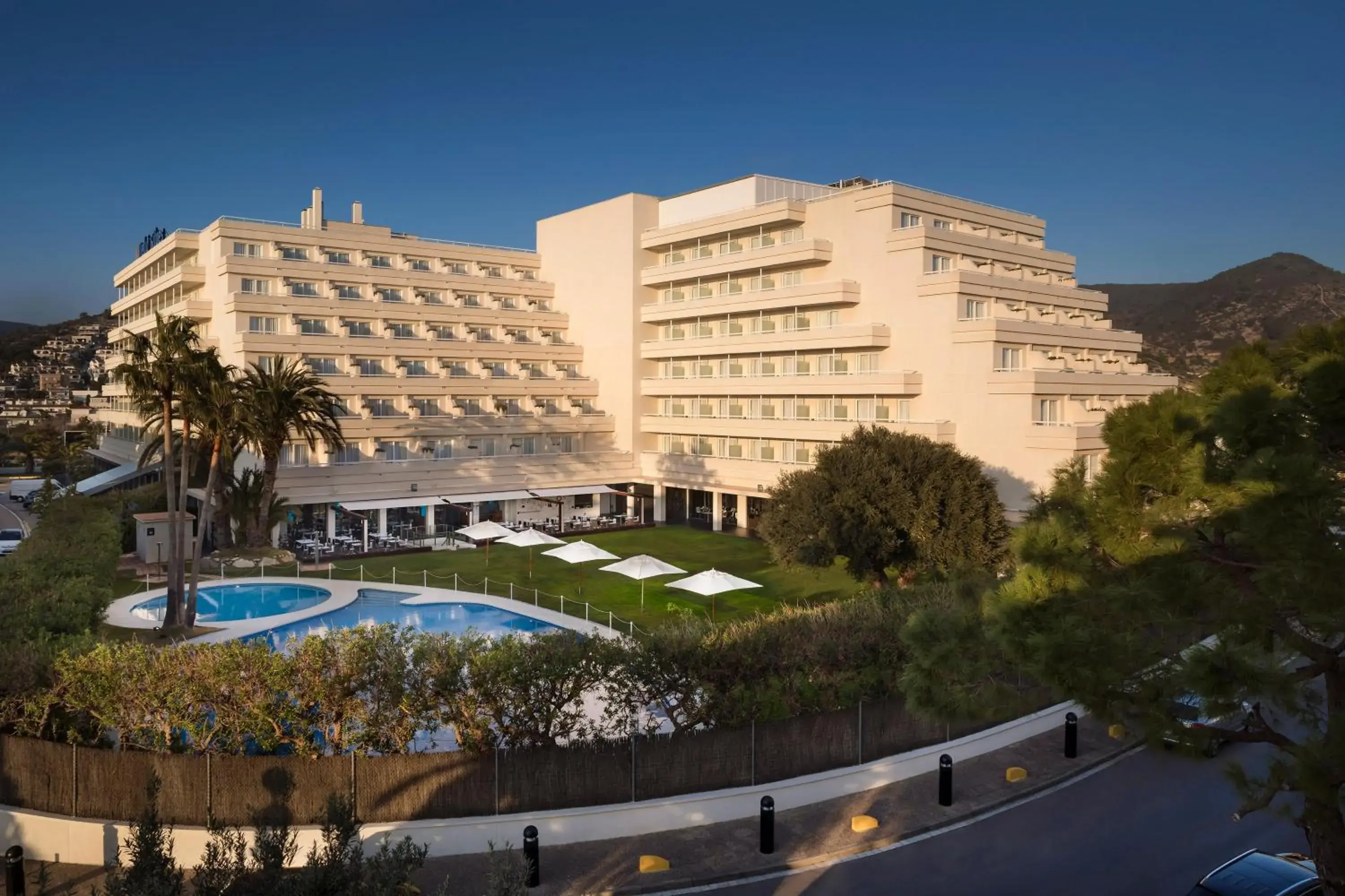 Double Room with Sofa Bed (2 Adults + 1 Child) in Melia Sitges Double Room with Sofa Bed (2 Adults + 1 Child) in Melia Sitges