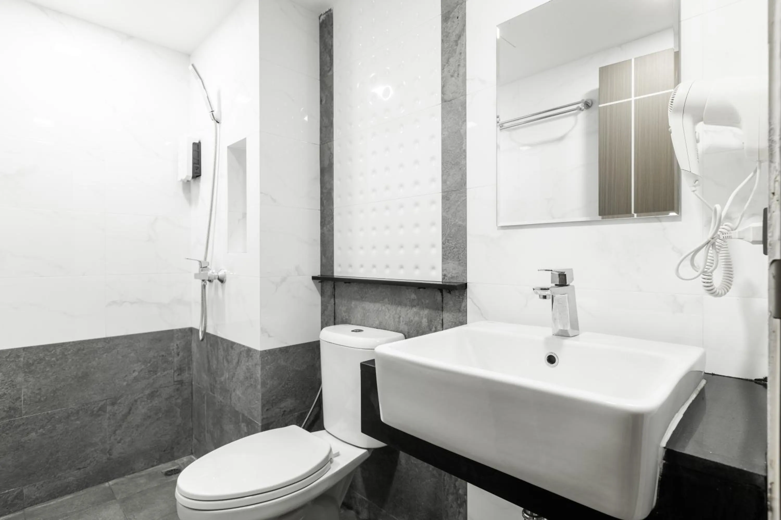 Bathroom in City Park Hotel Bangkok Pratunam by PCL