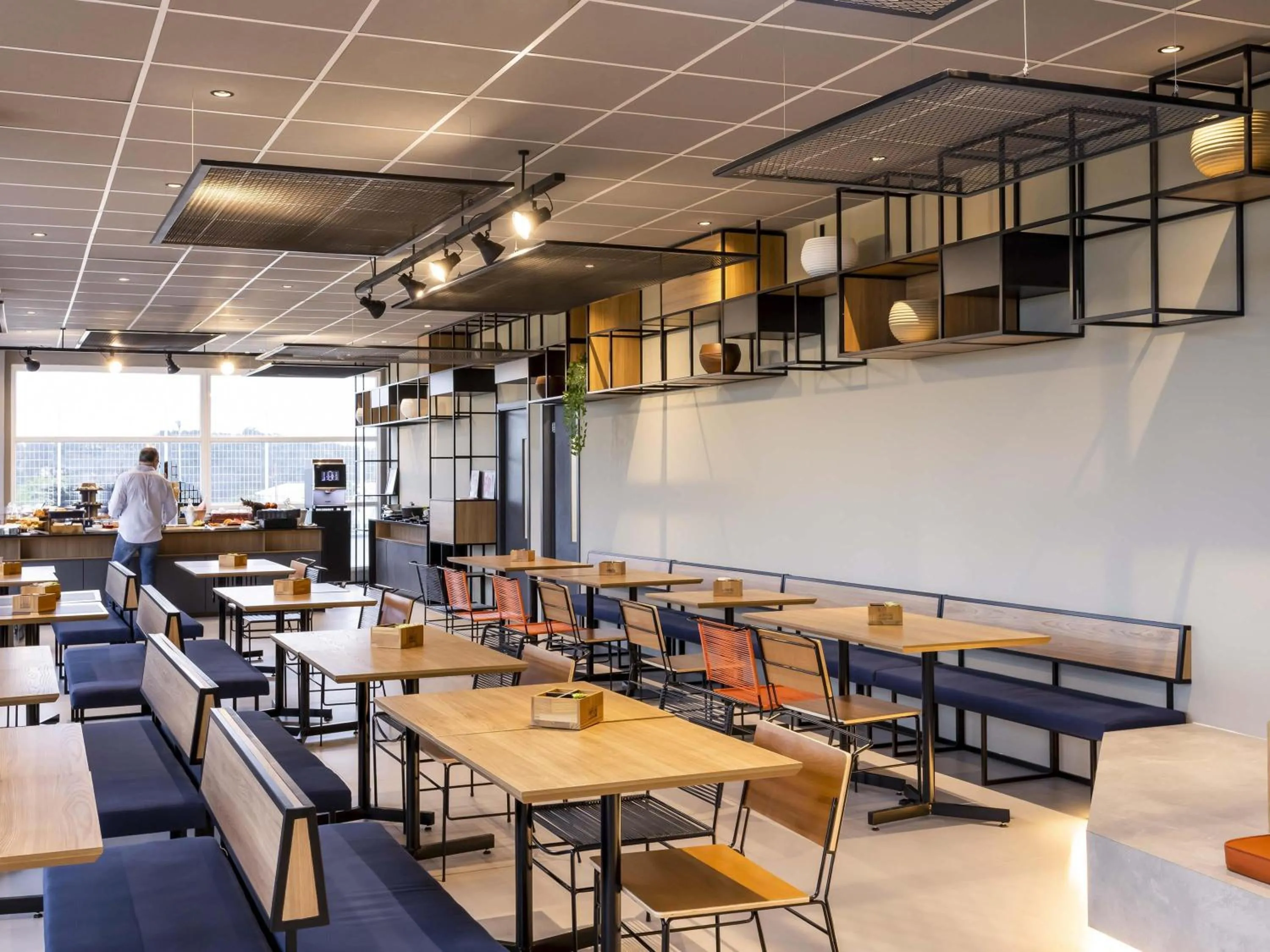 Restaurant/places to eat in Ibis Aruja