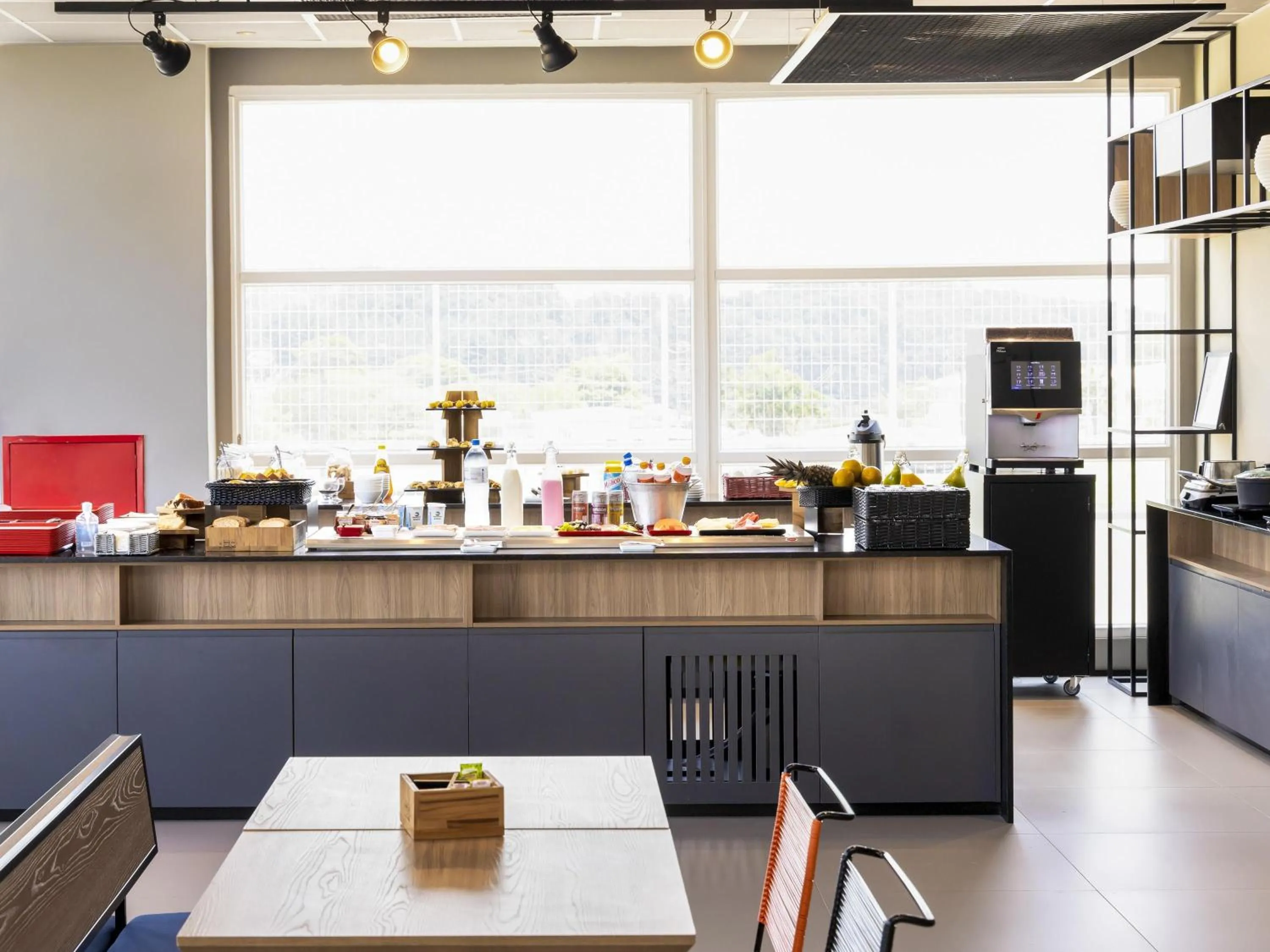 Restaurant/places to eat in Ibis Aruja