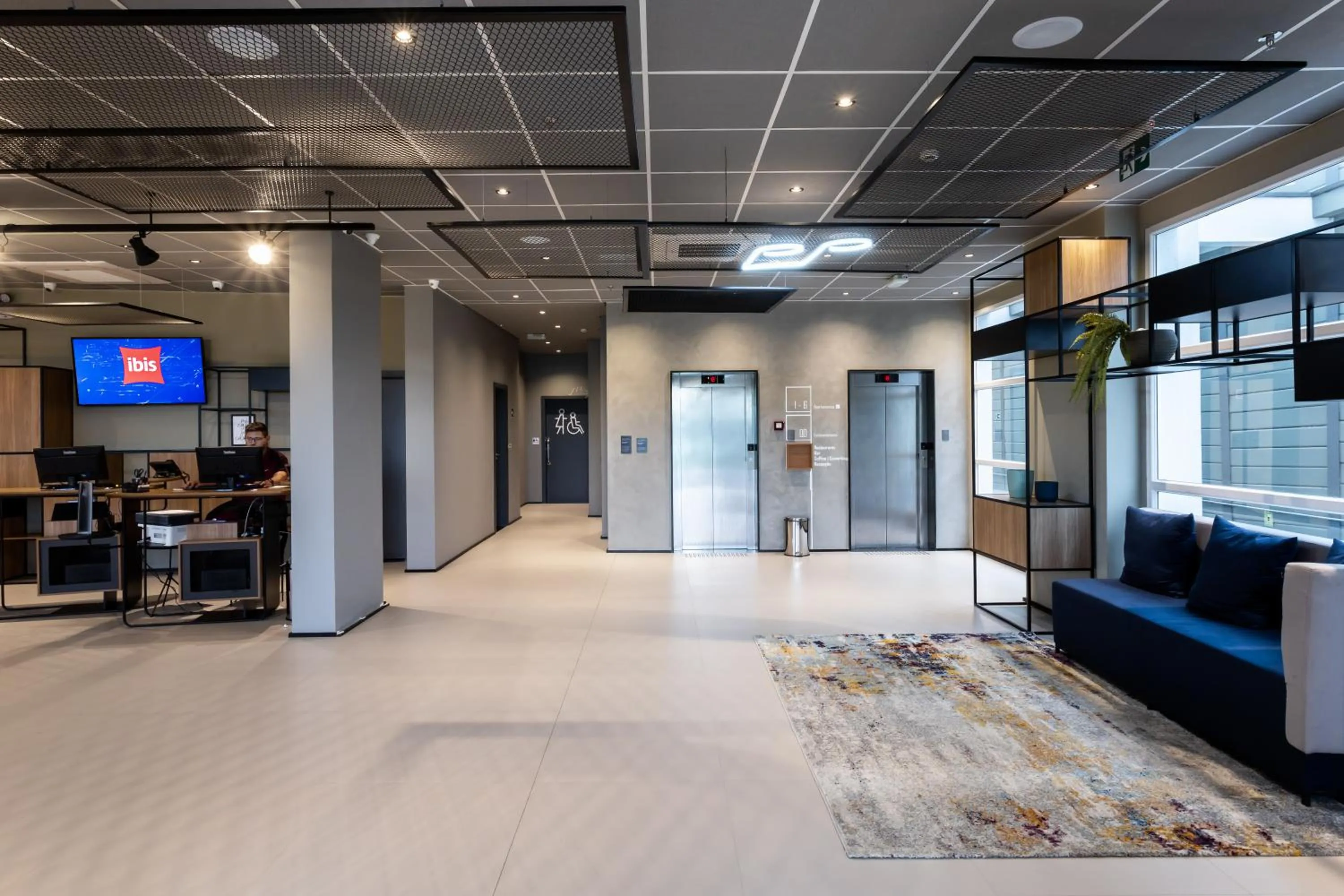 Seating area in Ibis Aruja