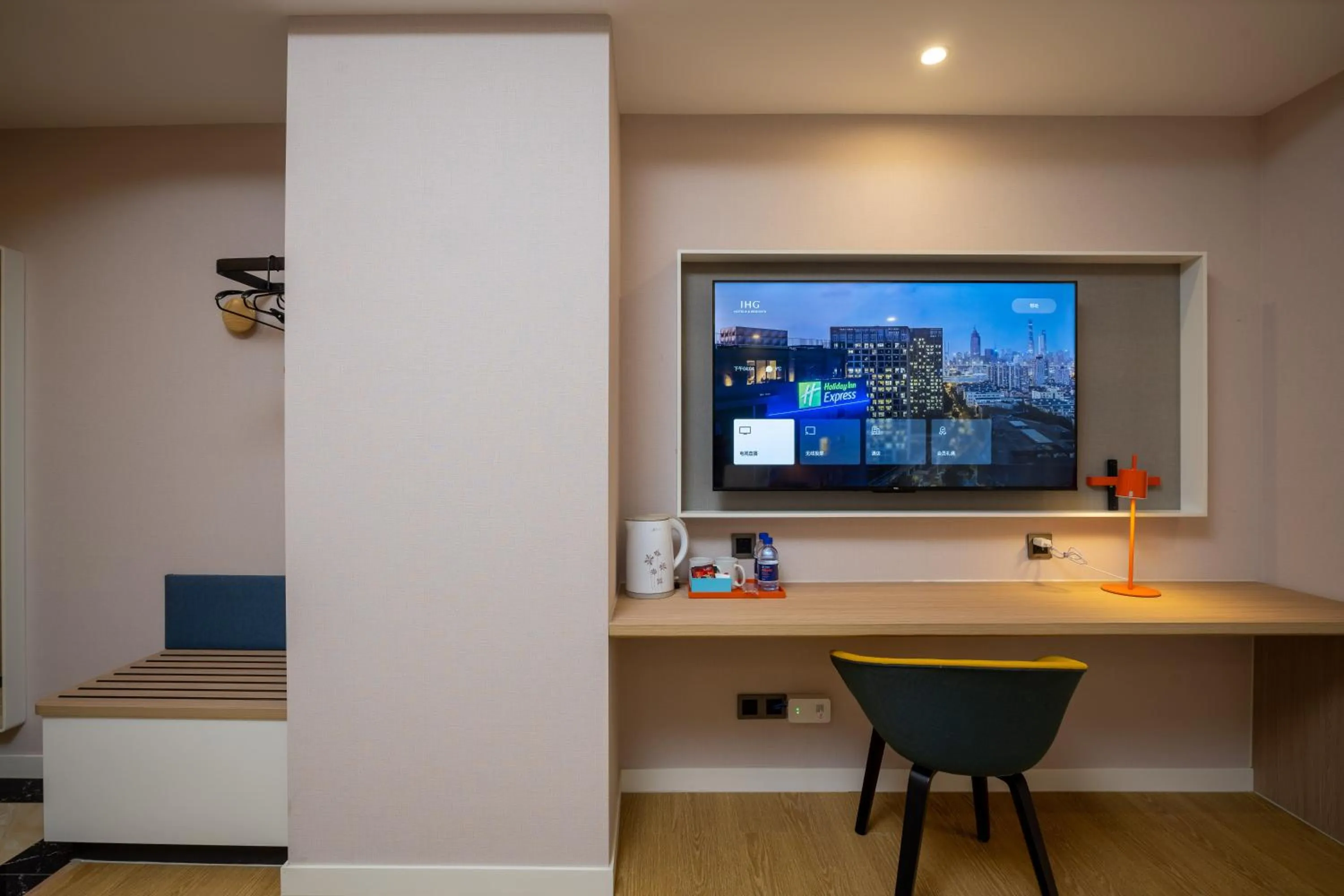 TV and multimedia in Holiday Inn Express Chengdu Tianfu Square by IHG - Chunxi Road and Kuanzhai Alley