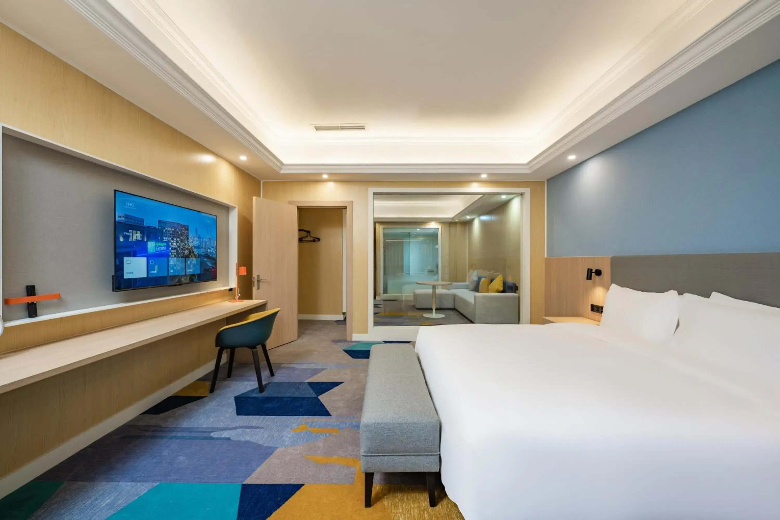 Standard Room with Separate Bath and Walk In Shower in Holiday Inn Express Chengdu Tianfu Square by IHG - Chunxi Road and Kuanzhai Alley Standard Room with Separate Bath and Walk In Shower in Holiday Inn Express Chengdu Tianfu Square by IHG - Chunxi Road and Kuanzhai Alley