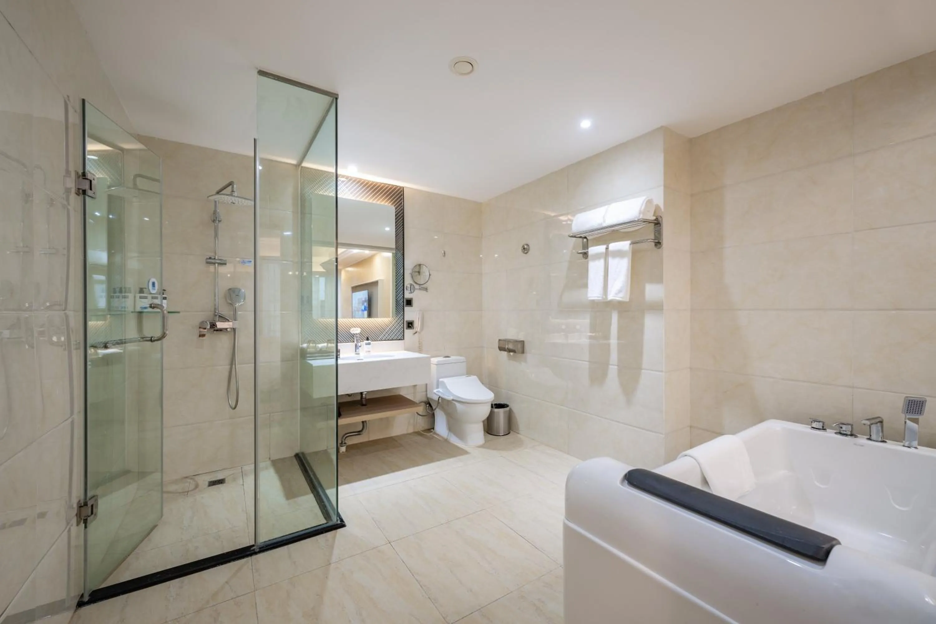Shower in Holiday Inn Express Chengdu Tianfu Square by IHG - Chunxi Road and Kuanzhai Alley