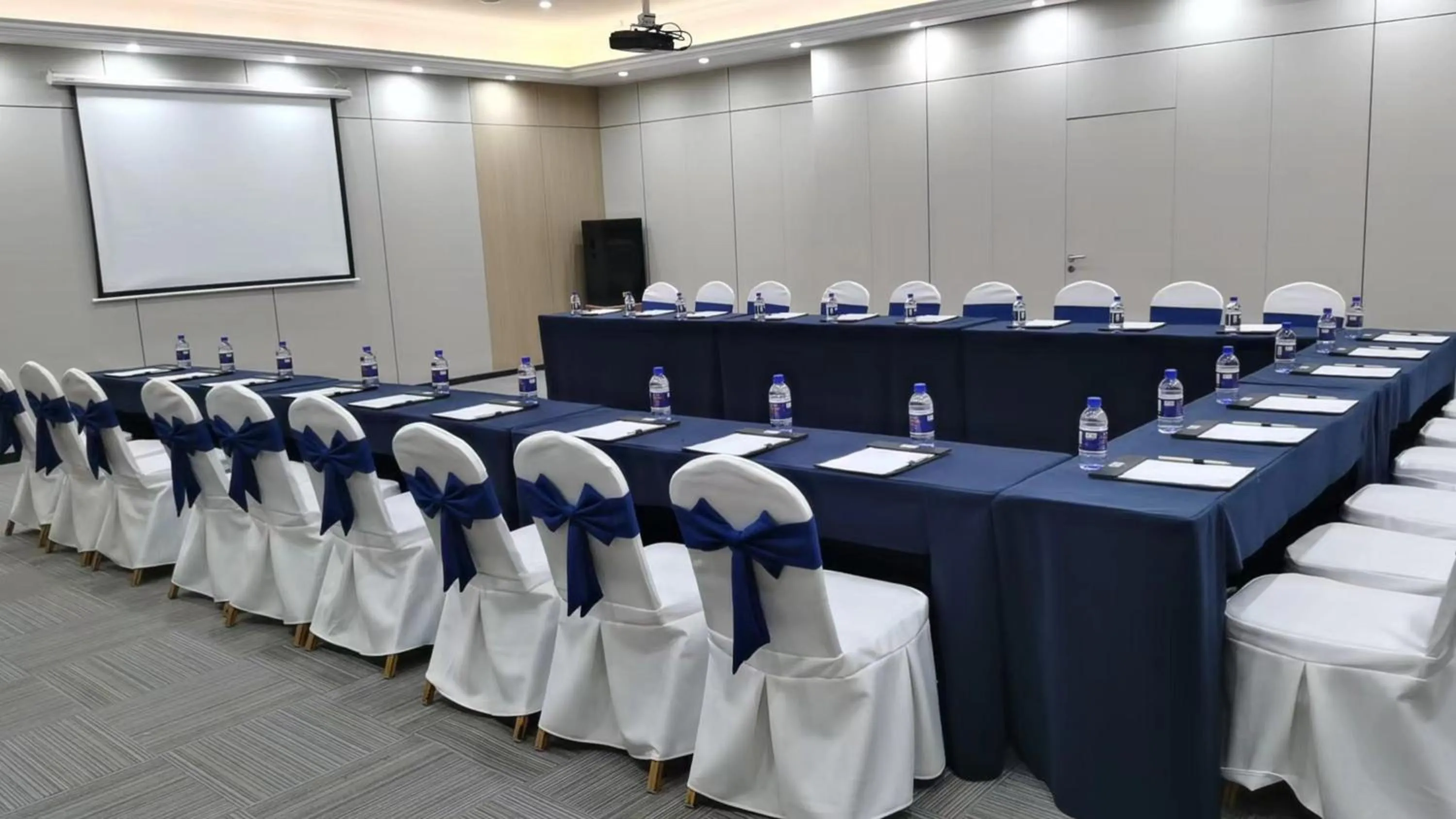 Meeting/conference room in Holiday Inn Express Chengdu Tianfu Square by IHG - Chunxi Road and Kuanzhai Alley
