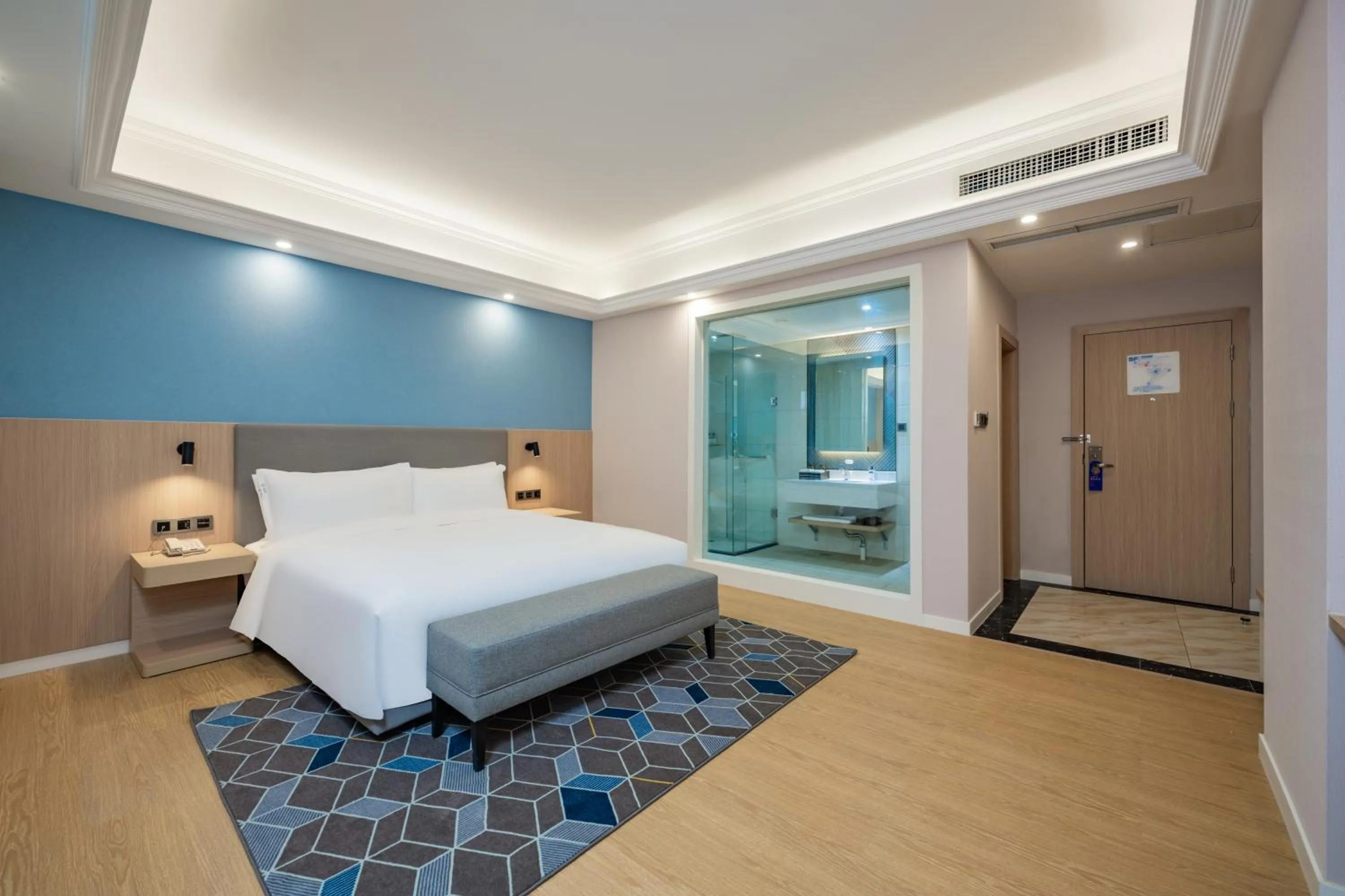 Bed in Holiday Inn Express Chengdu Tianfu Square by IHG - Chunxi Road and Kuanzhai Alley