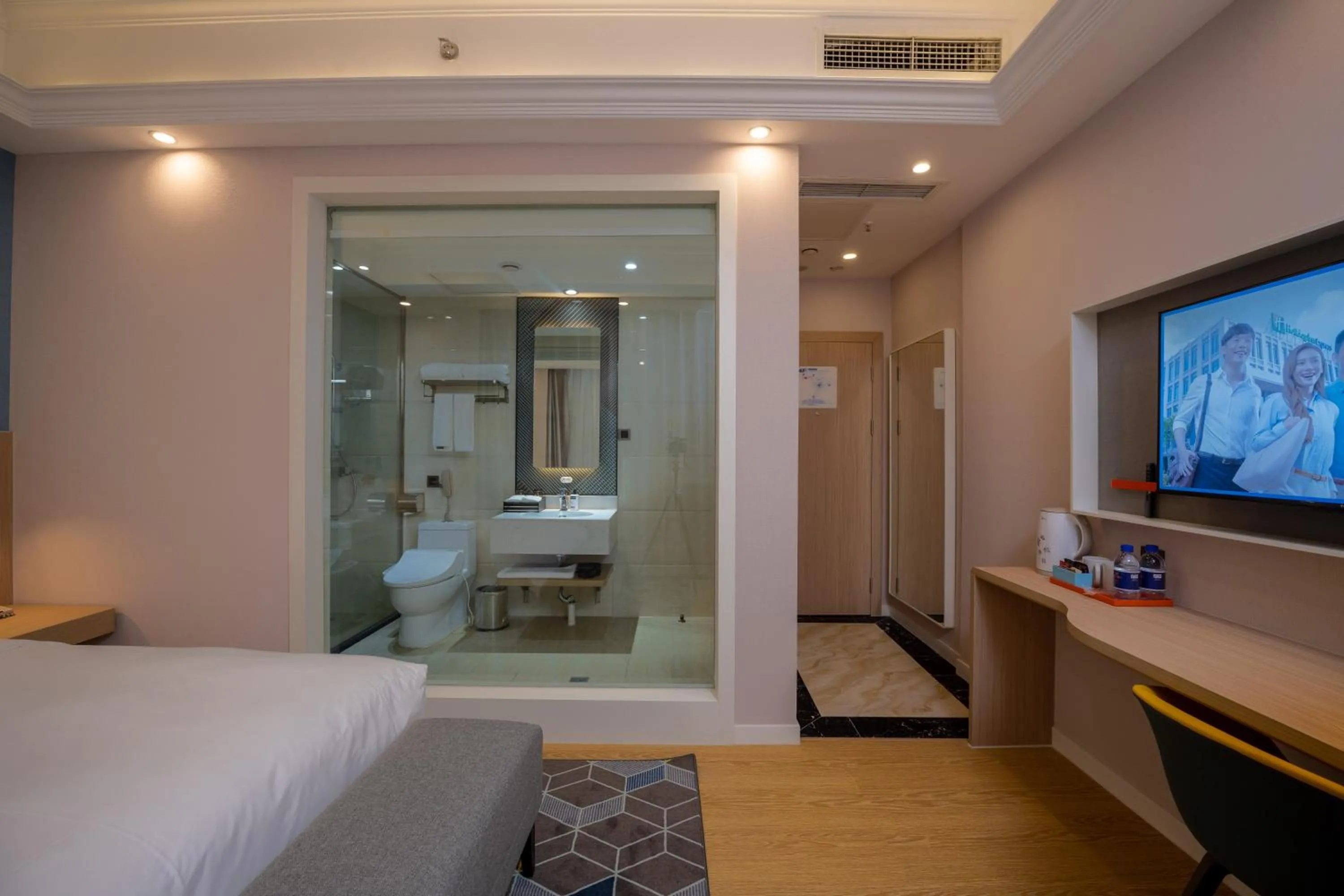 Shower, Bed in Holiday Inn Express Chengdu Tianfu Square by IHG - Chunxi Road and Kuanzhai Alley