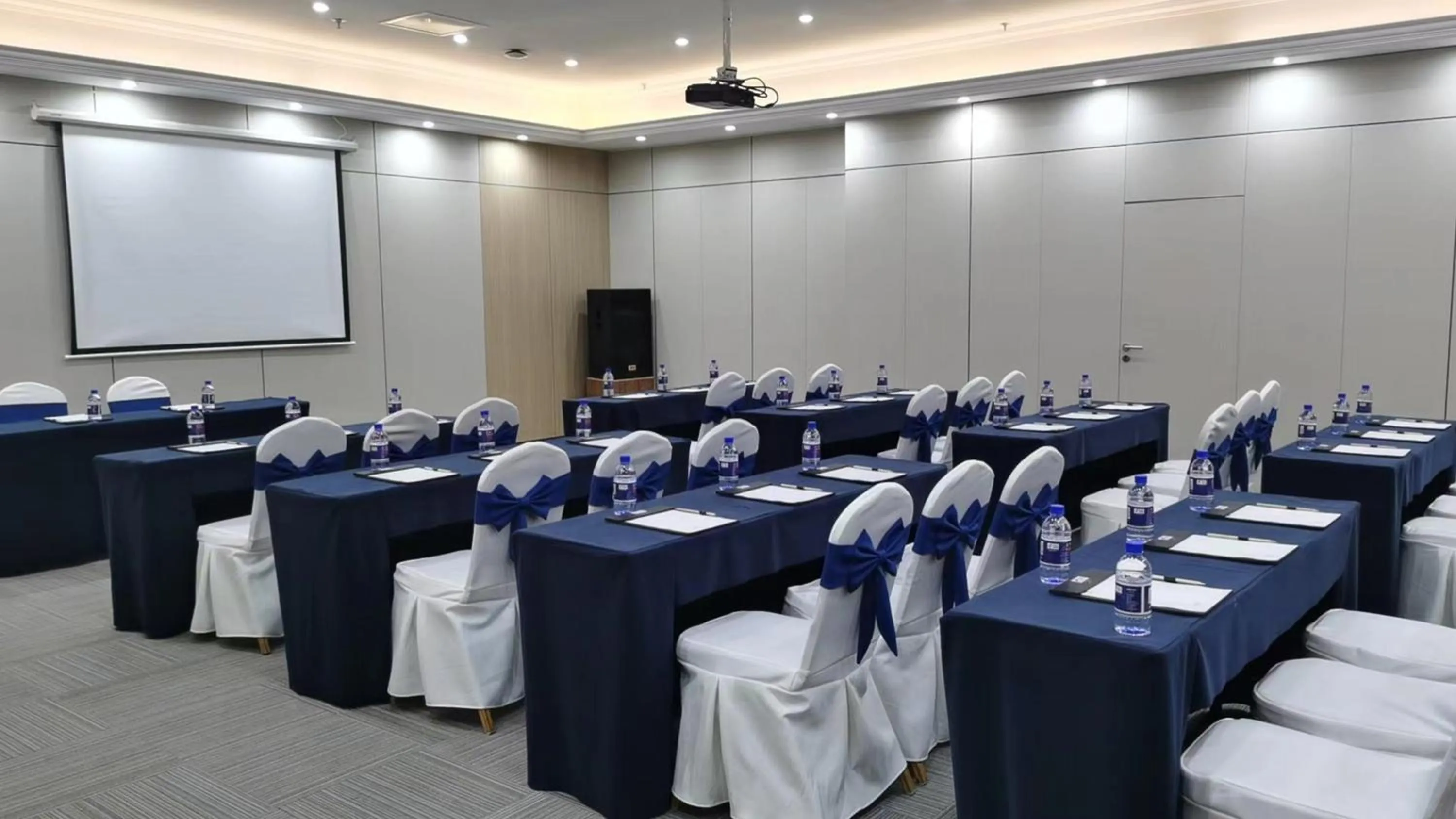 Meeting/conference room in Holiday Inn Express Chengdu Tianfu Square by IHG - Chunxi Road and Kuanzhai Alley