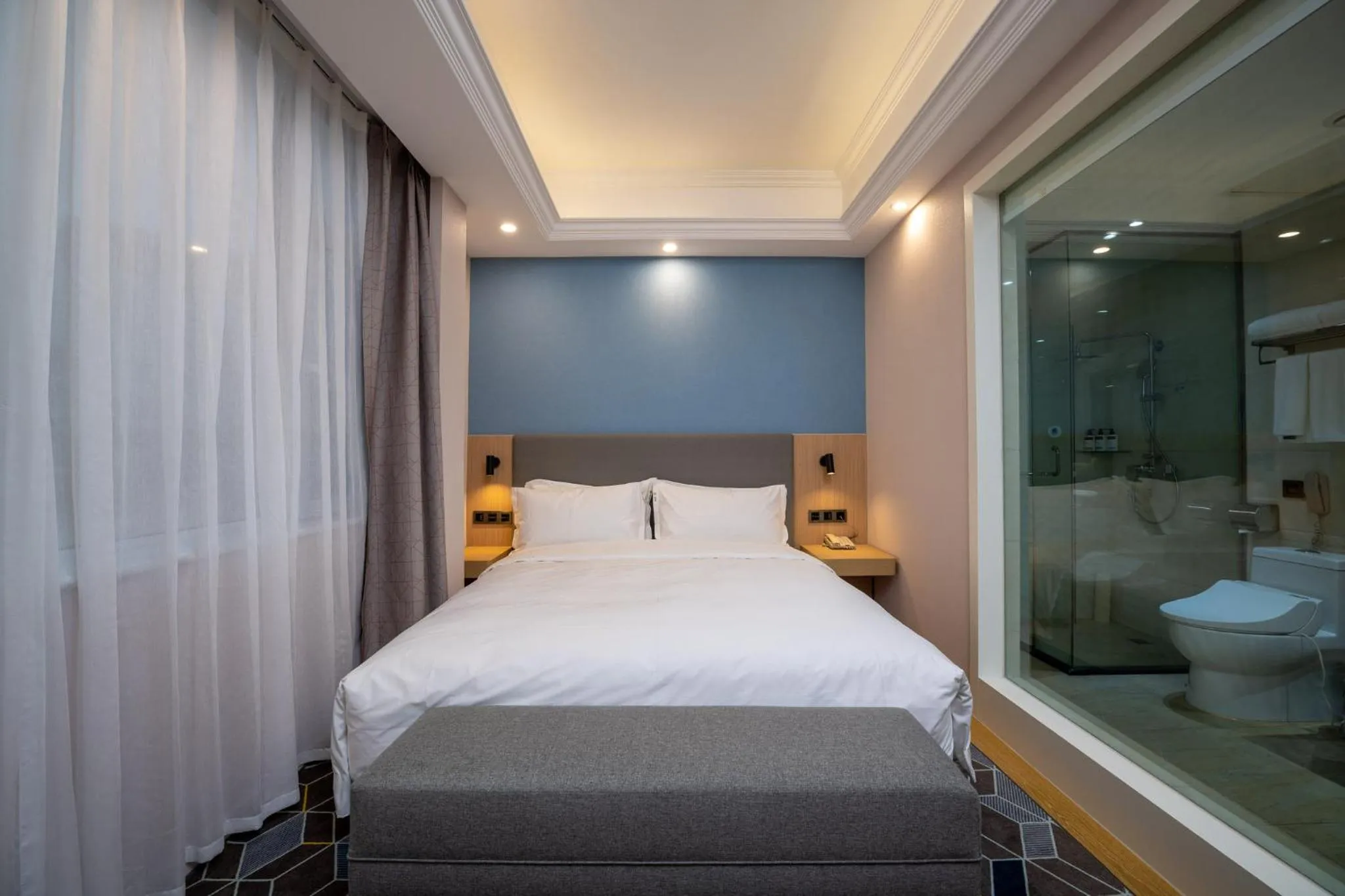 Photo of the whole room, Bed in Holiday Inn Express Chengdu Tianfu Square by IHG - Chunxi Road and Kuanzhai Alley