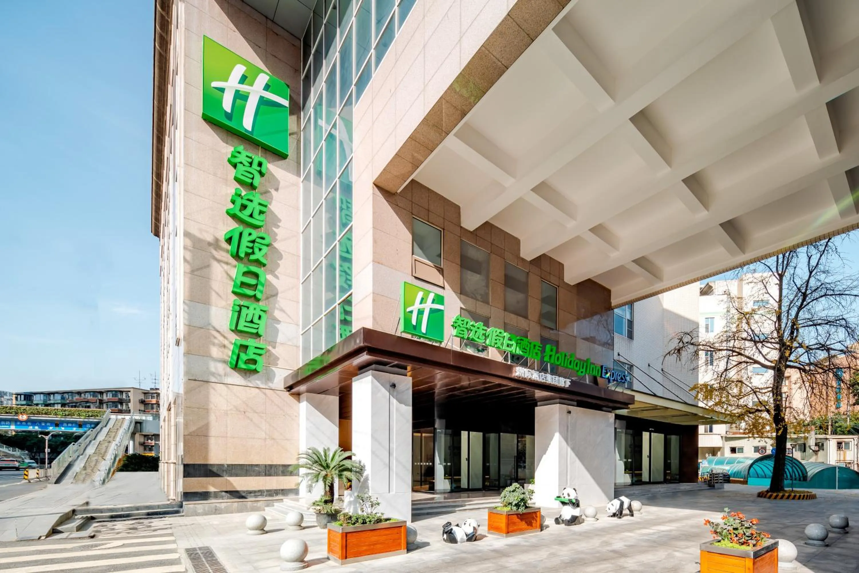 Property building in Holiday Inn Express Chengdu Tianfu Square by IHG - Chunxi Road and Kuanzhai Alley