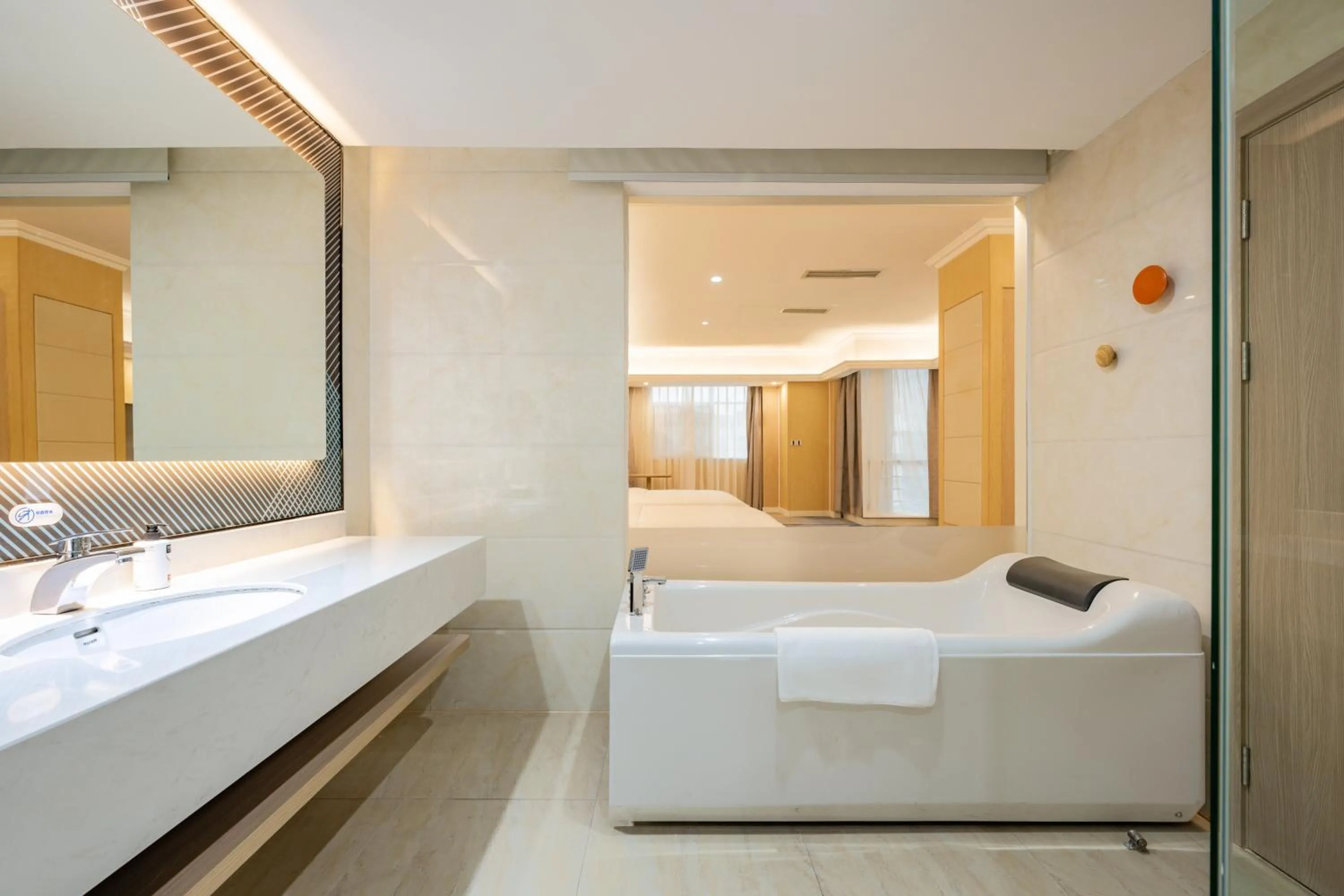 Bathroom, Bed in Holiday Inn Express Chengdu Tianfu Square by IHG - Chunxi Road and Kuanzhai Alley